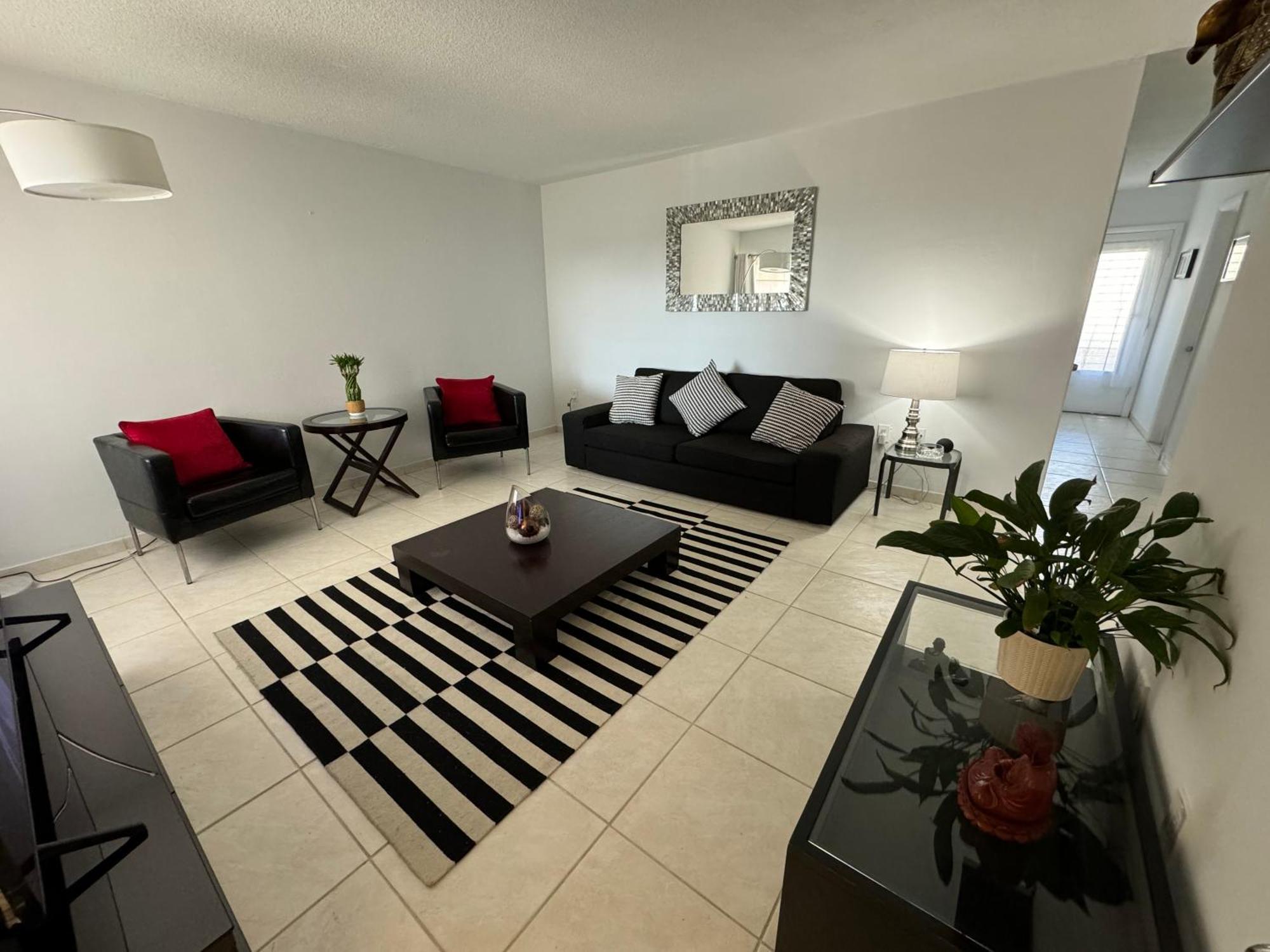 One Bedroom Minutes From The Beach Apartment *