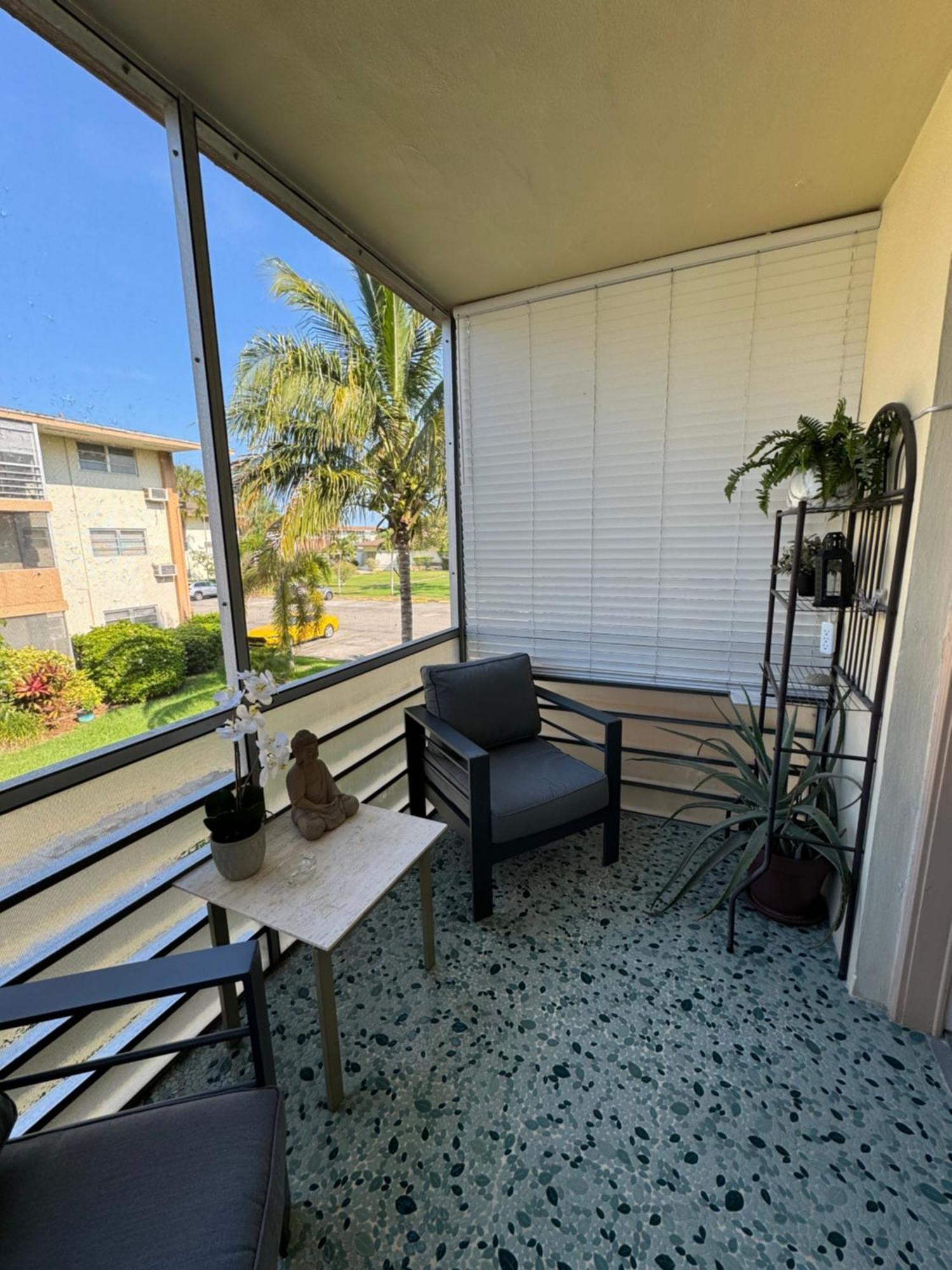 One Bedroom Minutes From The Beach Apartment
