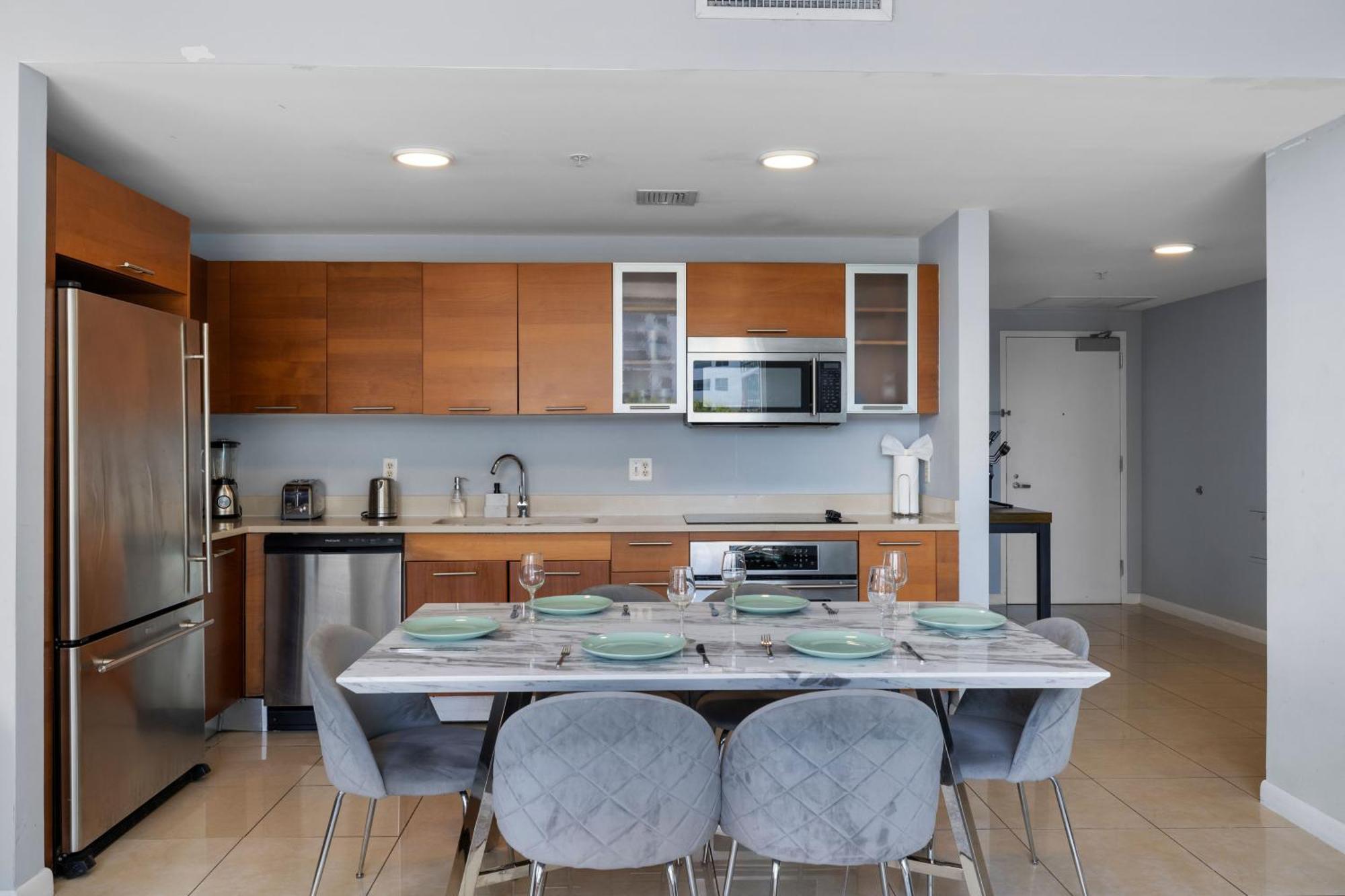 516-2bd2ba Midblock Free Parking Apartment