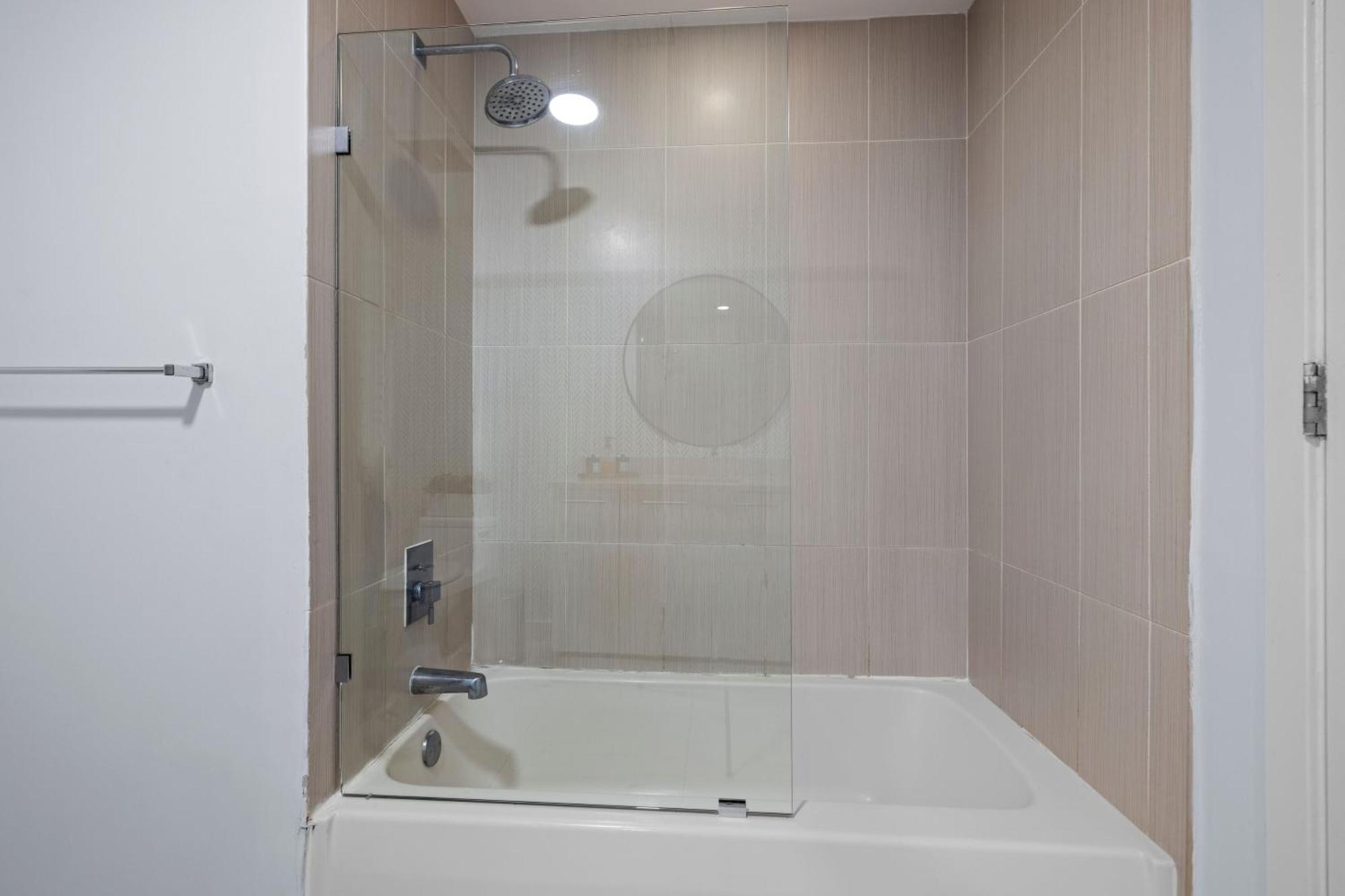 516-2bd2ba Midblock Free Parking *