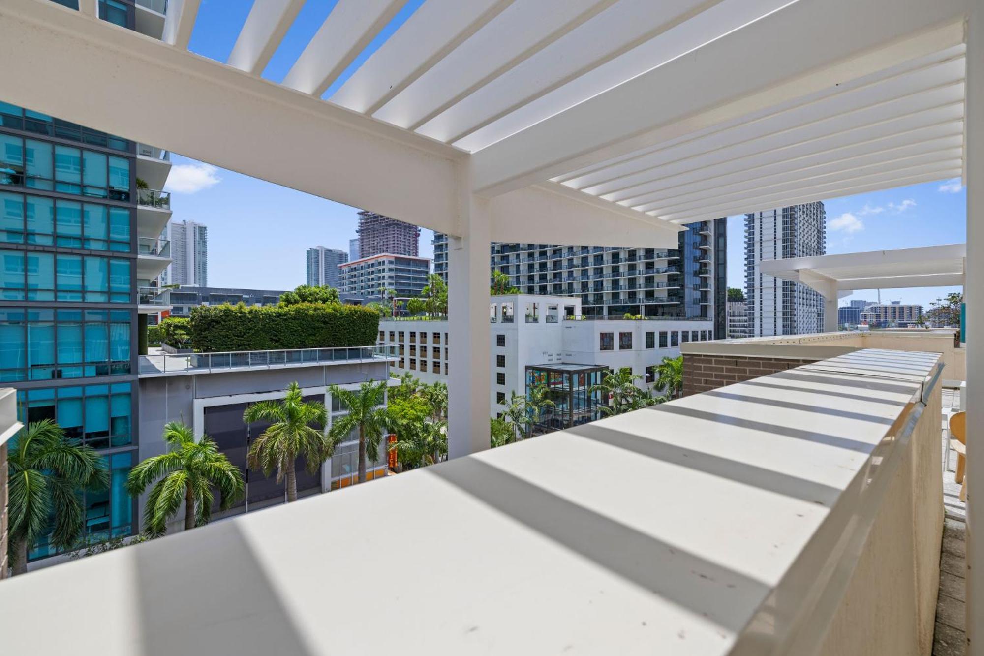 516-2bd2ba Midblock Free Parking *