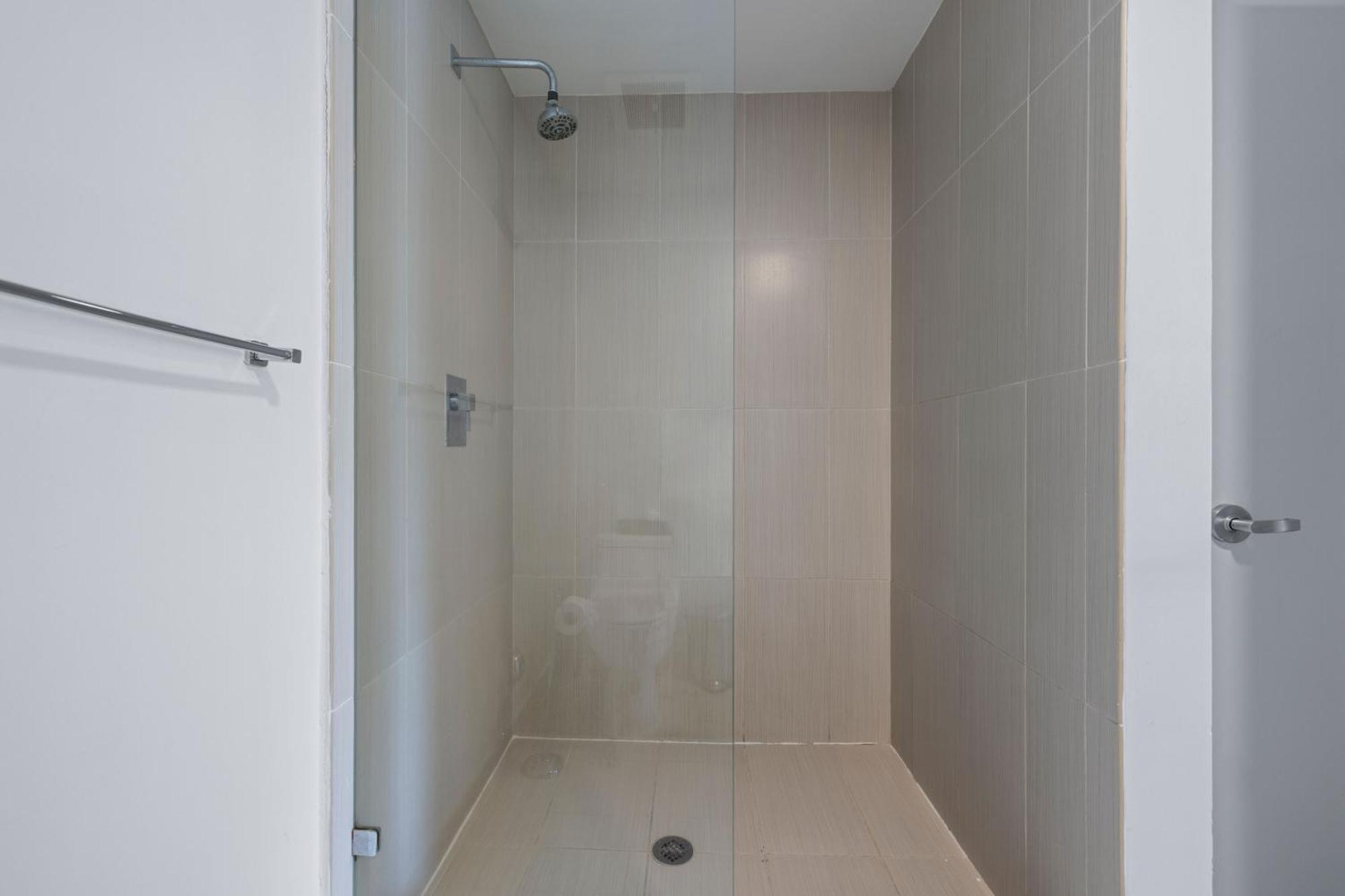 516-2bd2ba Midblock Free Parking
