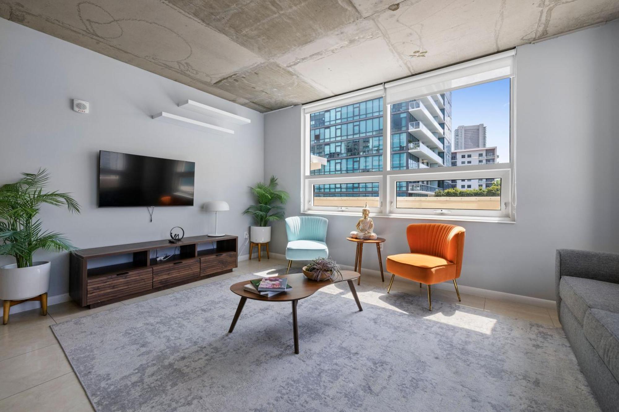 516-2bd2ba Midblock Free Parking Apartment *