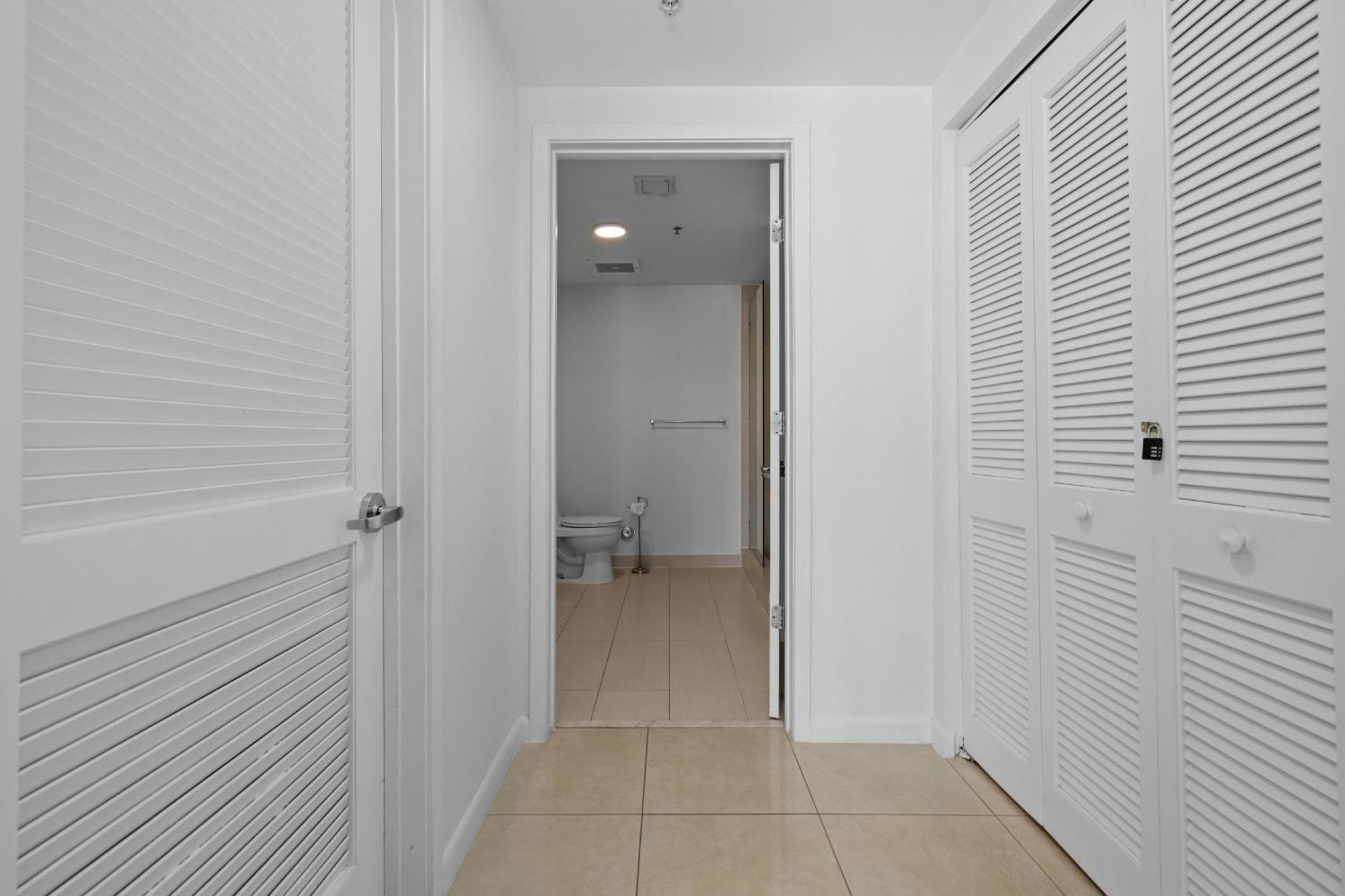 516-2bd2ba Midblock Free Parking