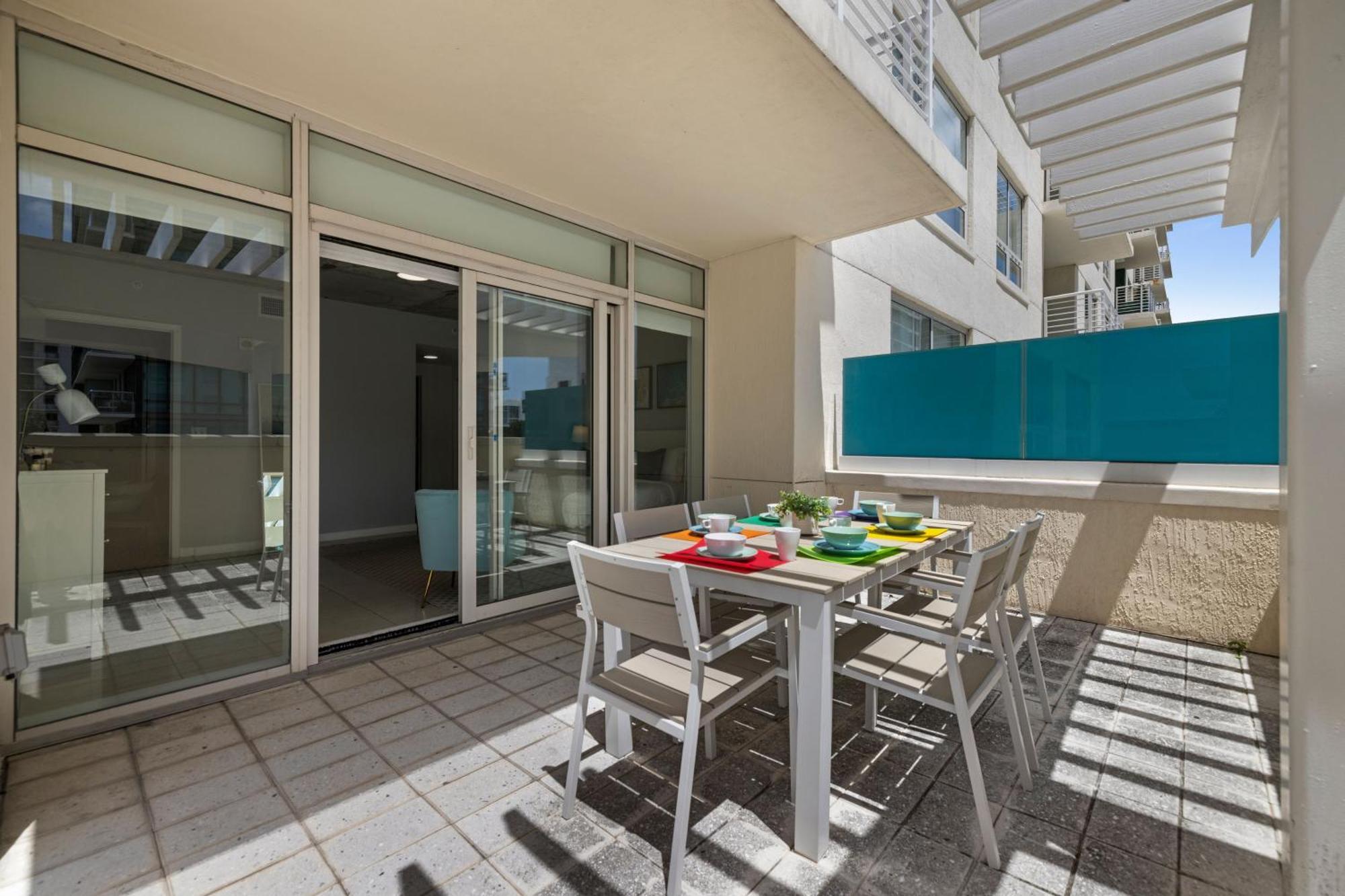 516-2bd2ba Midblock Free Parking Apartment