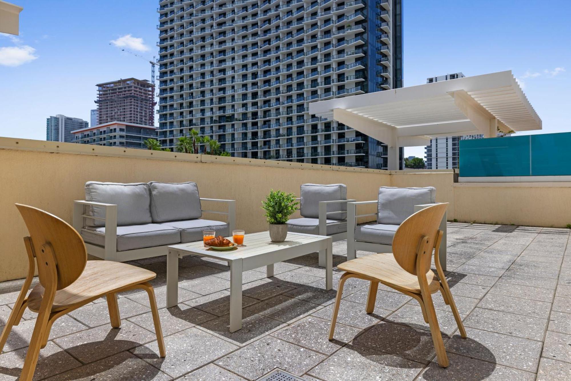 516-2bd2ba Midblock Free Parking Apartment Miami