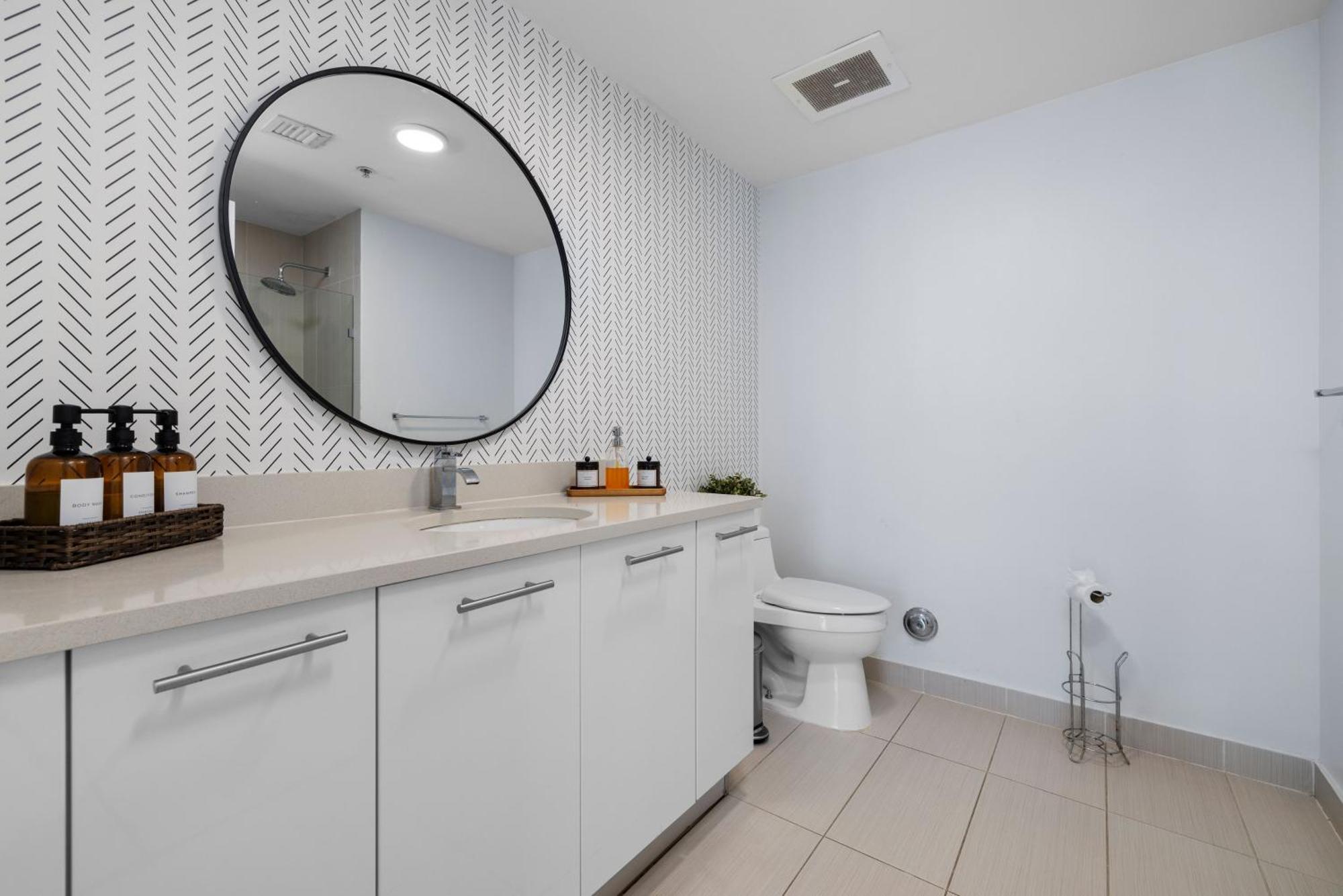516-2bd2ba Midblock Free Parking