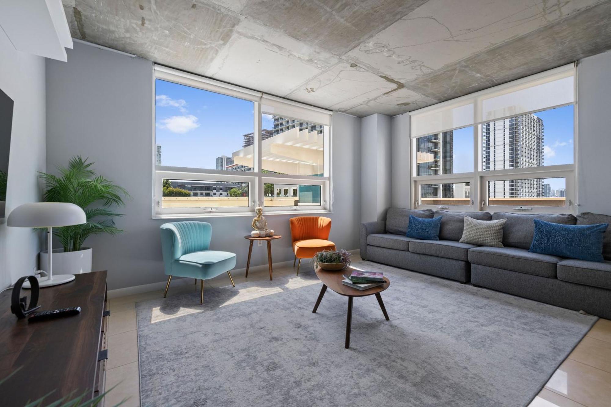 516-2bd2ba Midblock Free Parking Apartment *