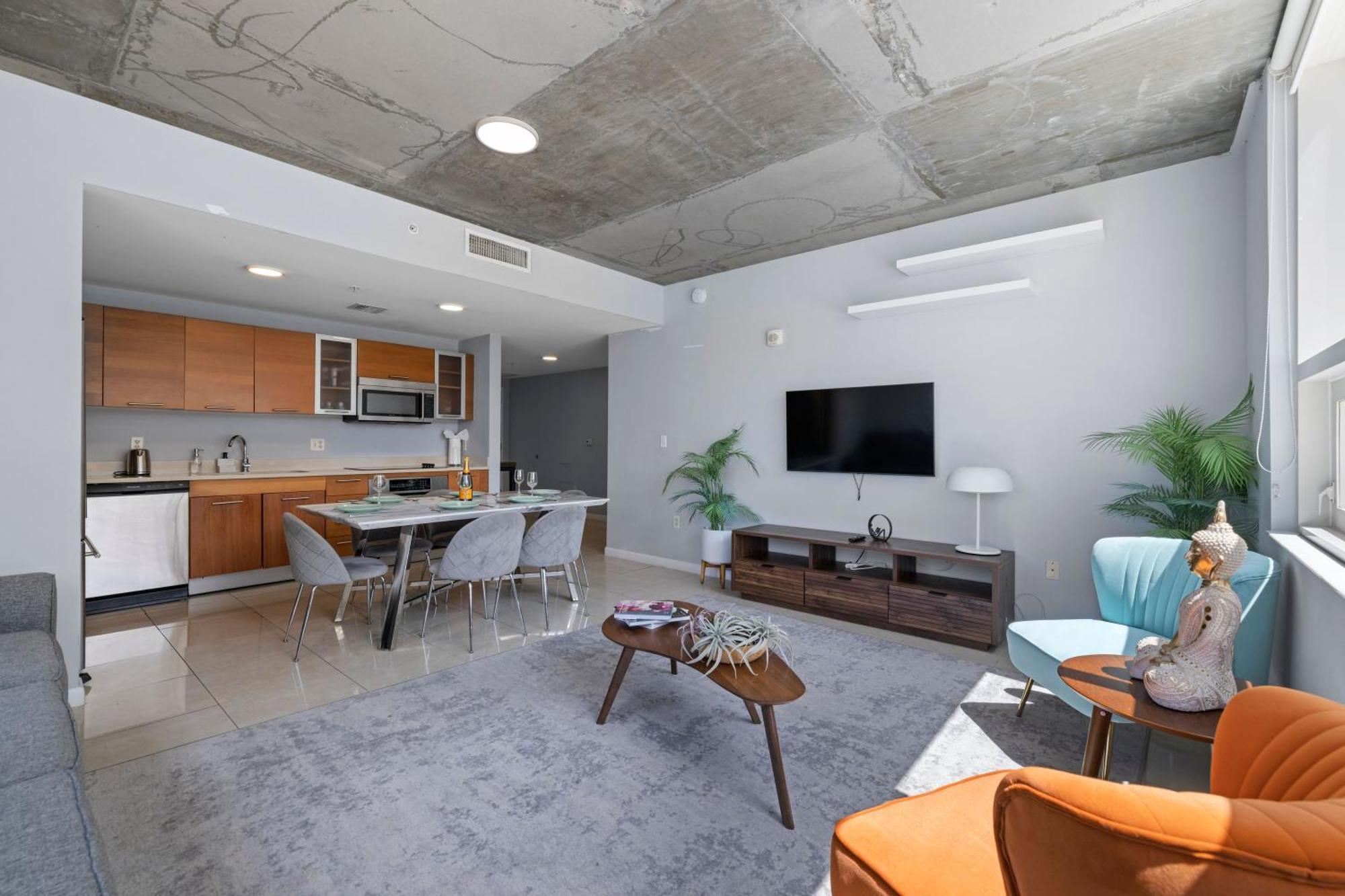 516-2bd2ba Midblock Free Parking