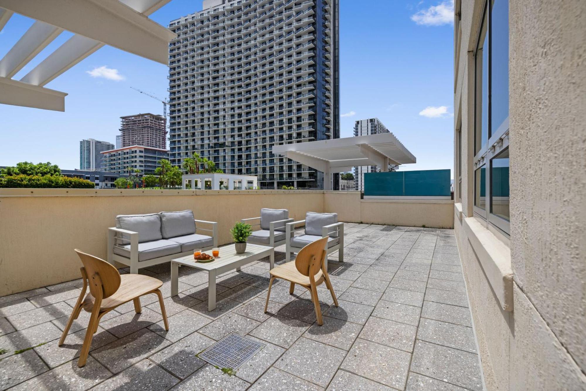 516-2bd2ba Midblock Free Parking *
