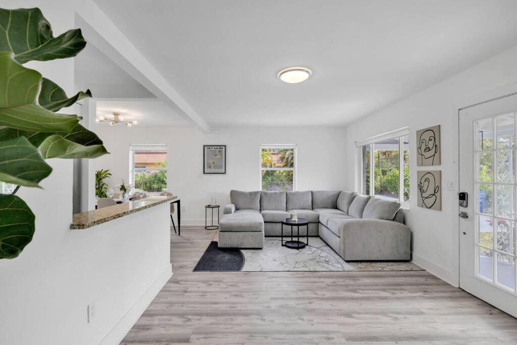 Paradise-poolside House-centrally Located