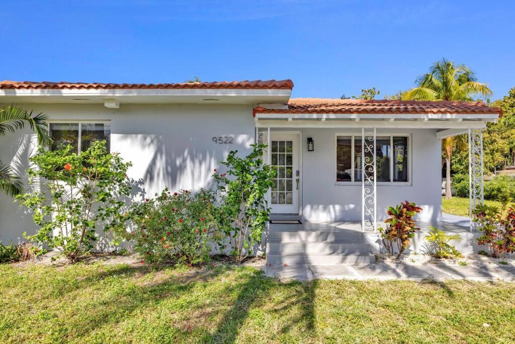 Paradise-poolside House-centrally Located Miami
