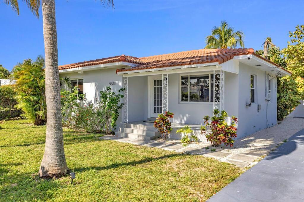 Paradise-poolside House-centrally Located Holiday home Miami