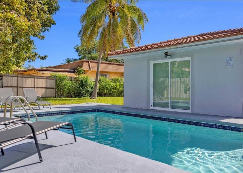 Paradise-poolside House-centrally Located Miami