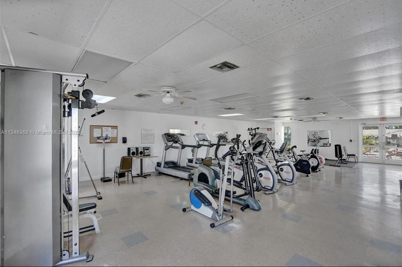 One Bedroom Minutes From The Beach *