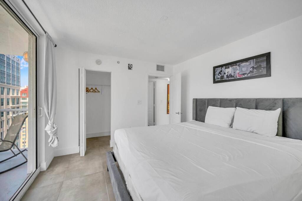 Apartment 37th Floor Amazing Spacious Unit With Parking *
