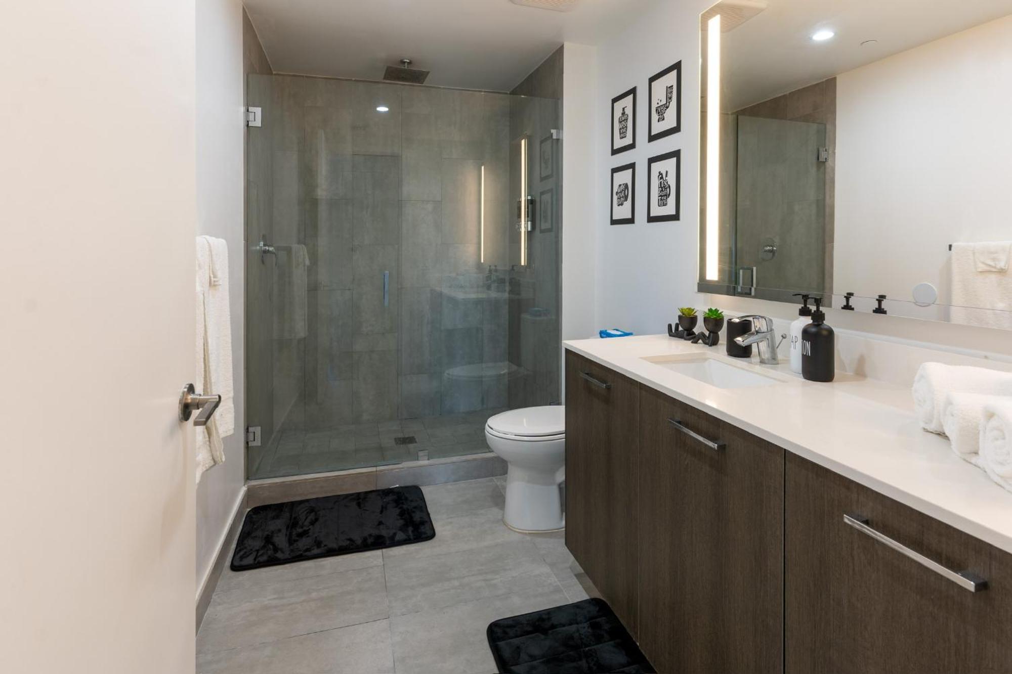 Apartment Vibrant Downtown Gem - 2br, Near Port Of & Entertainment