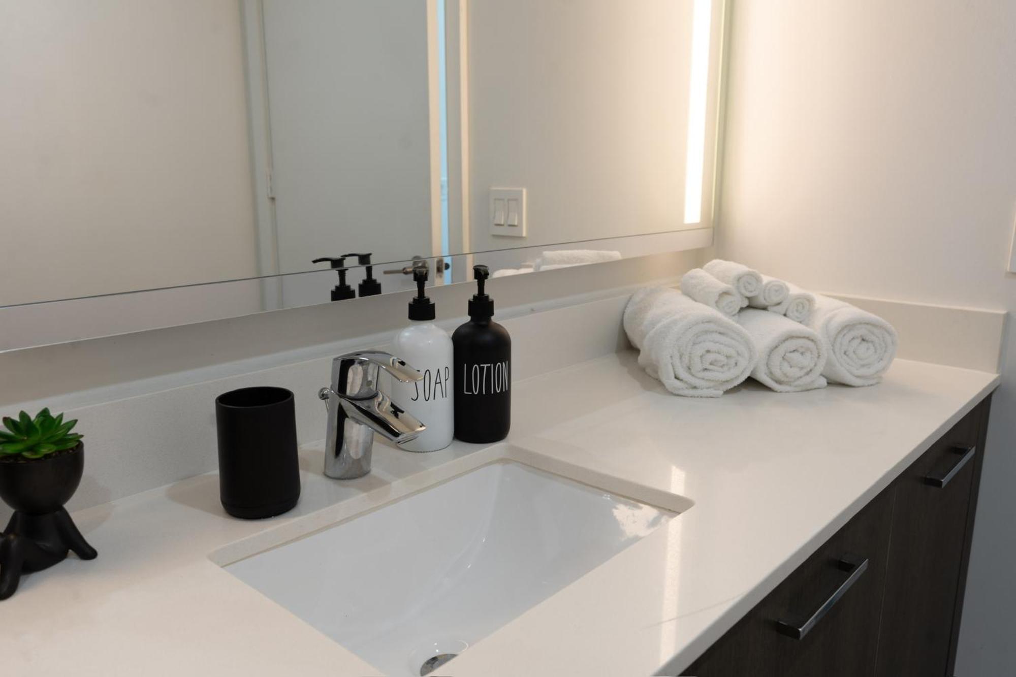 Vibrant Downtown Gem - 2br, Near Port Of & Entertainment