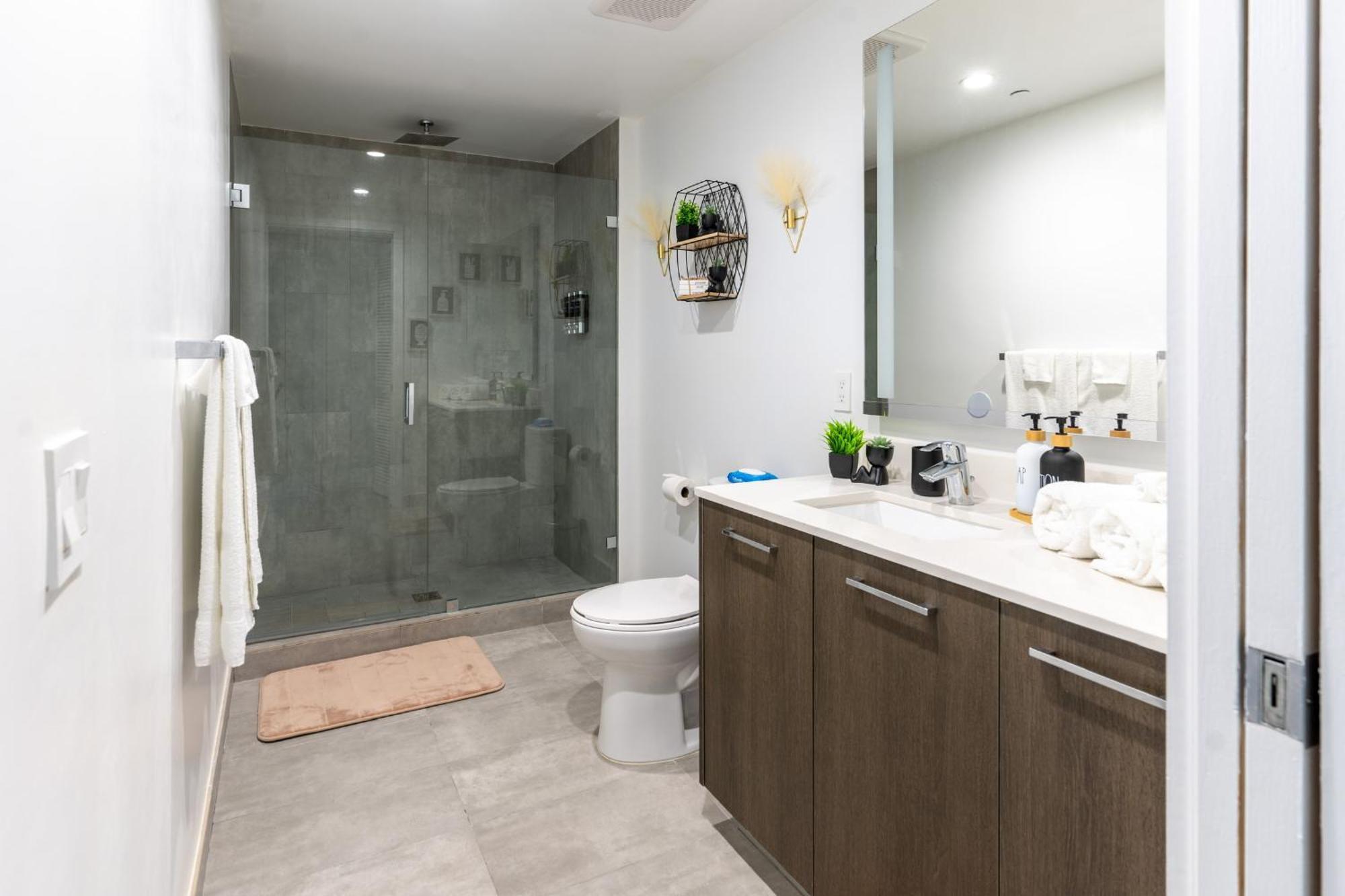 Vibrant Downtown Gem - 2br, Near Port Of & Entertainment *