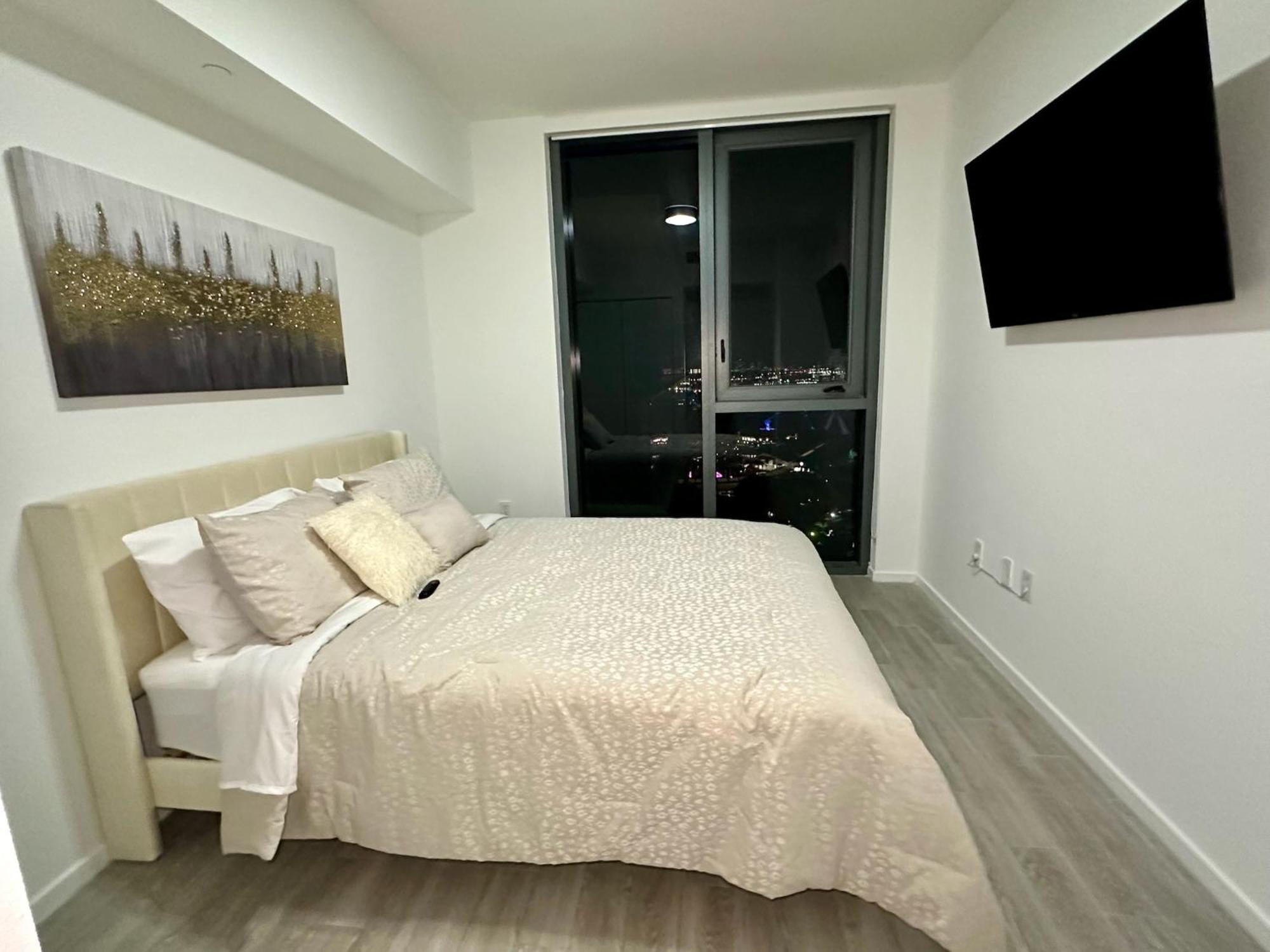 Apartment Vibrant Downtown Gem - 2br, Near Port Of & Entertainment