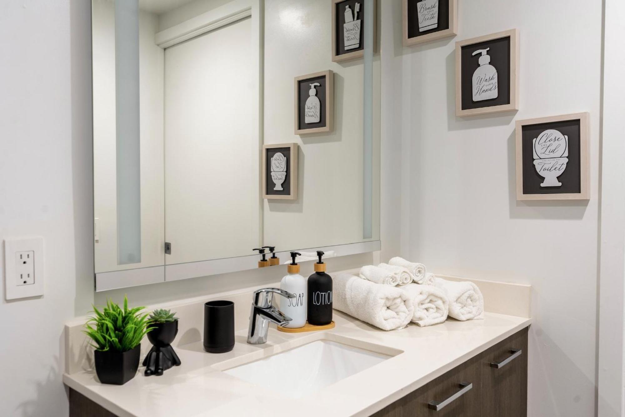 Vibrant Downtown Gem - 2br, Near Port Of & Entertainment Apartment *