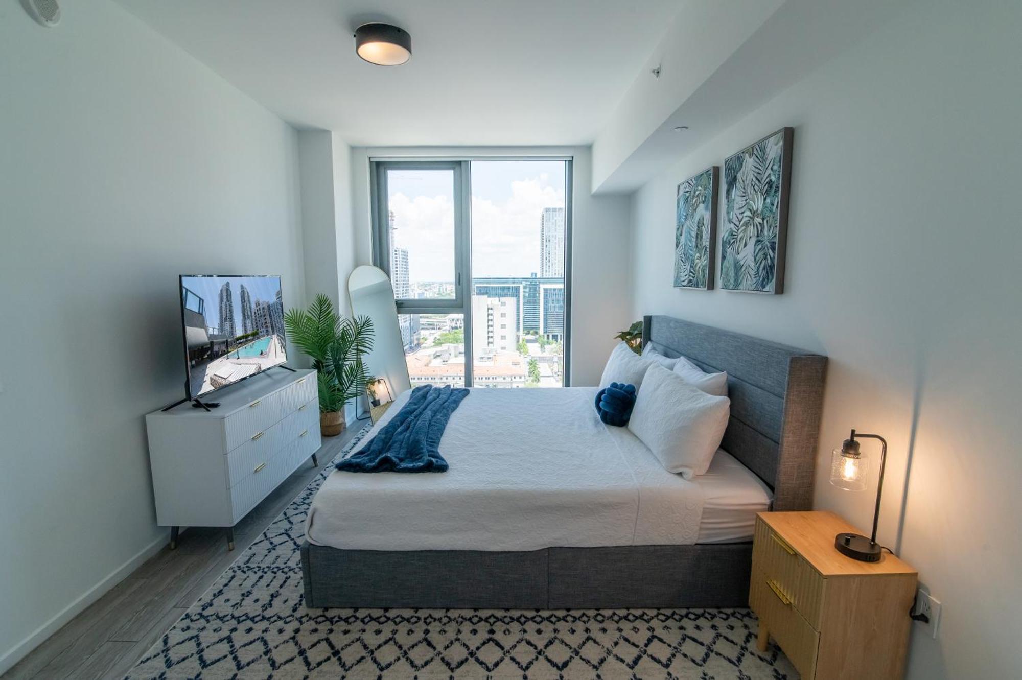Luxurious King Bed In Downtown