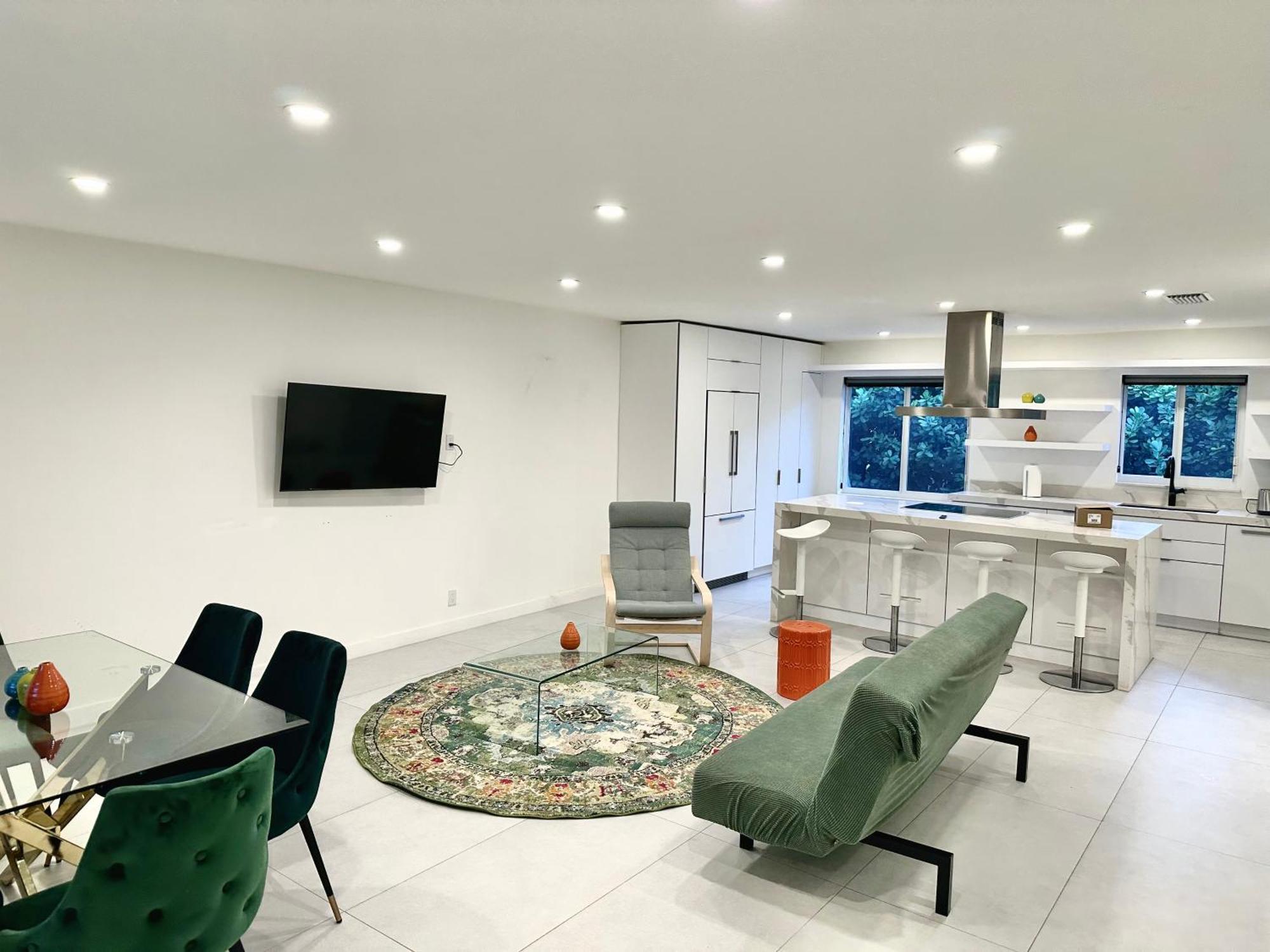 15 Guests Luxury House With Pool & Gazebo! Holiday home Miami