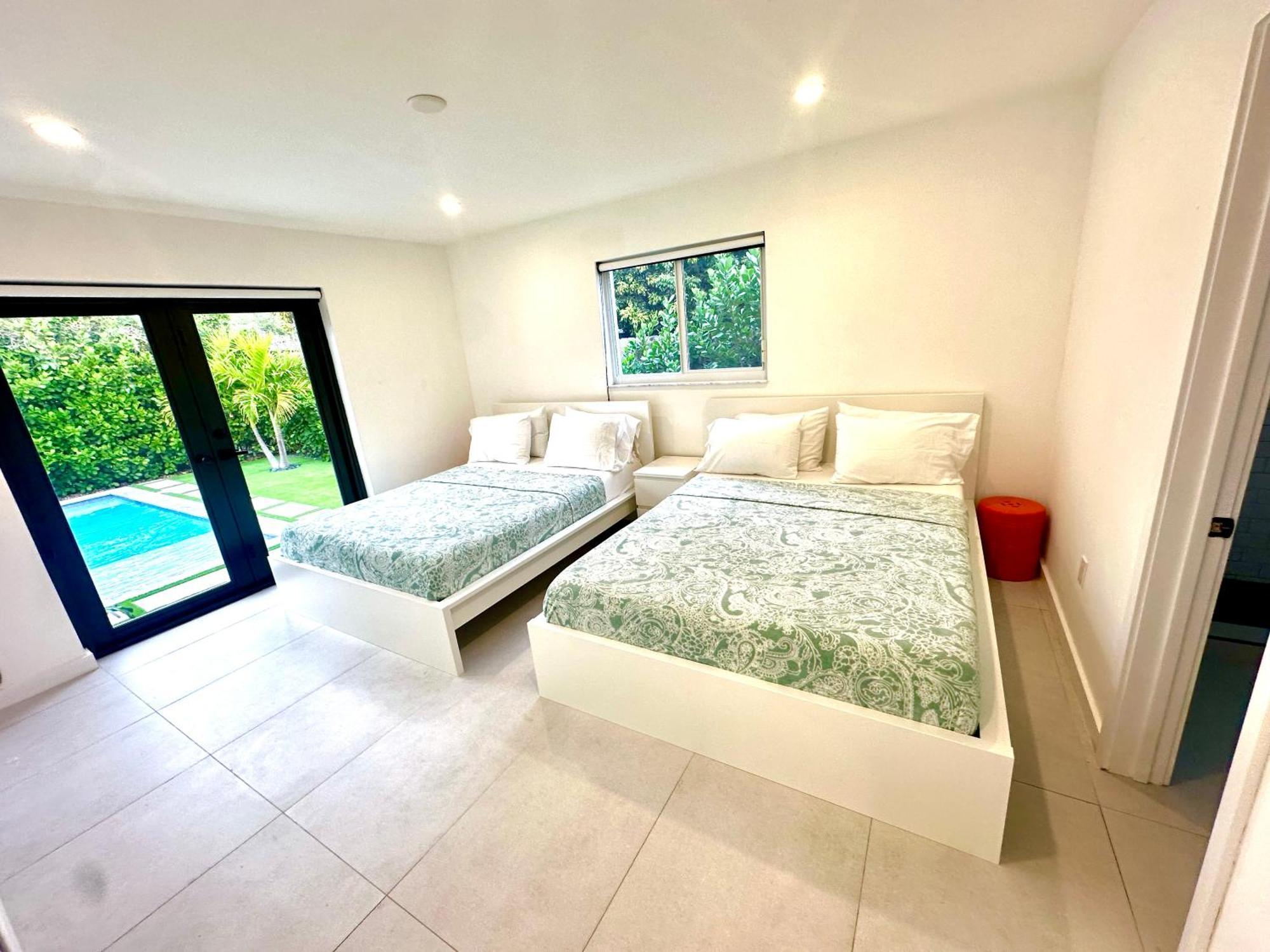15 Guests Luxury House With Pool & Gazebo! Holiday home *