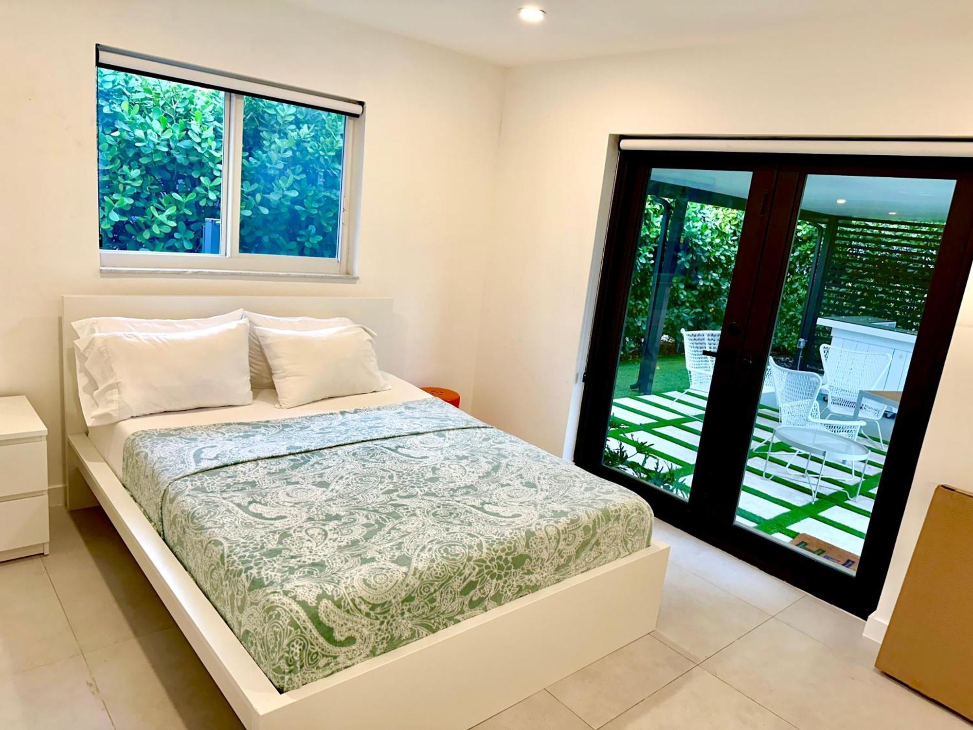 15 Guests Luxury House With Pool & Gazebo! Holiday home Miami