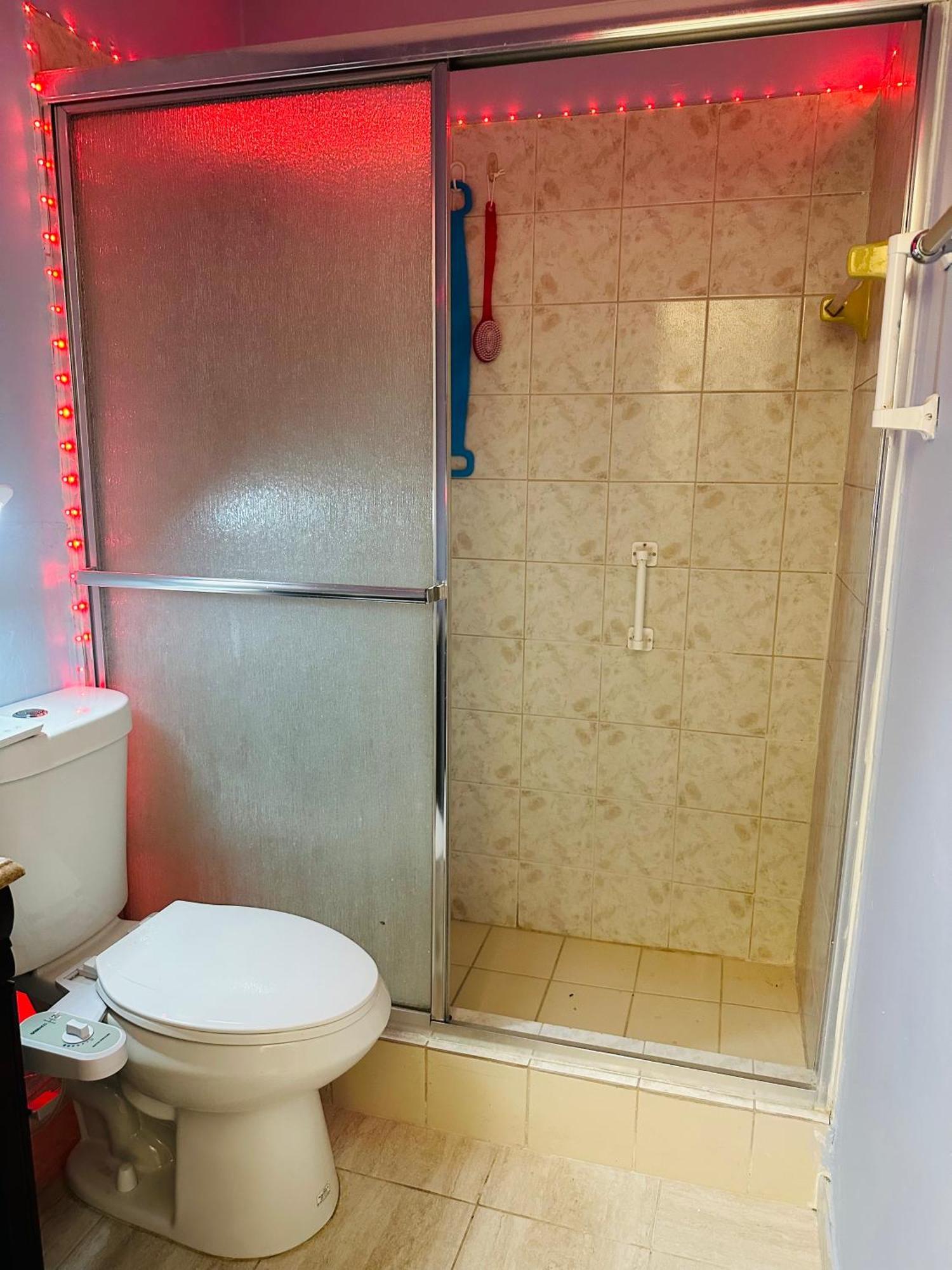 Lovely With Free Parking Apartment *
