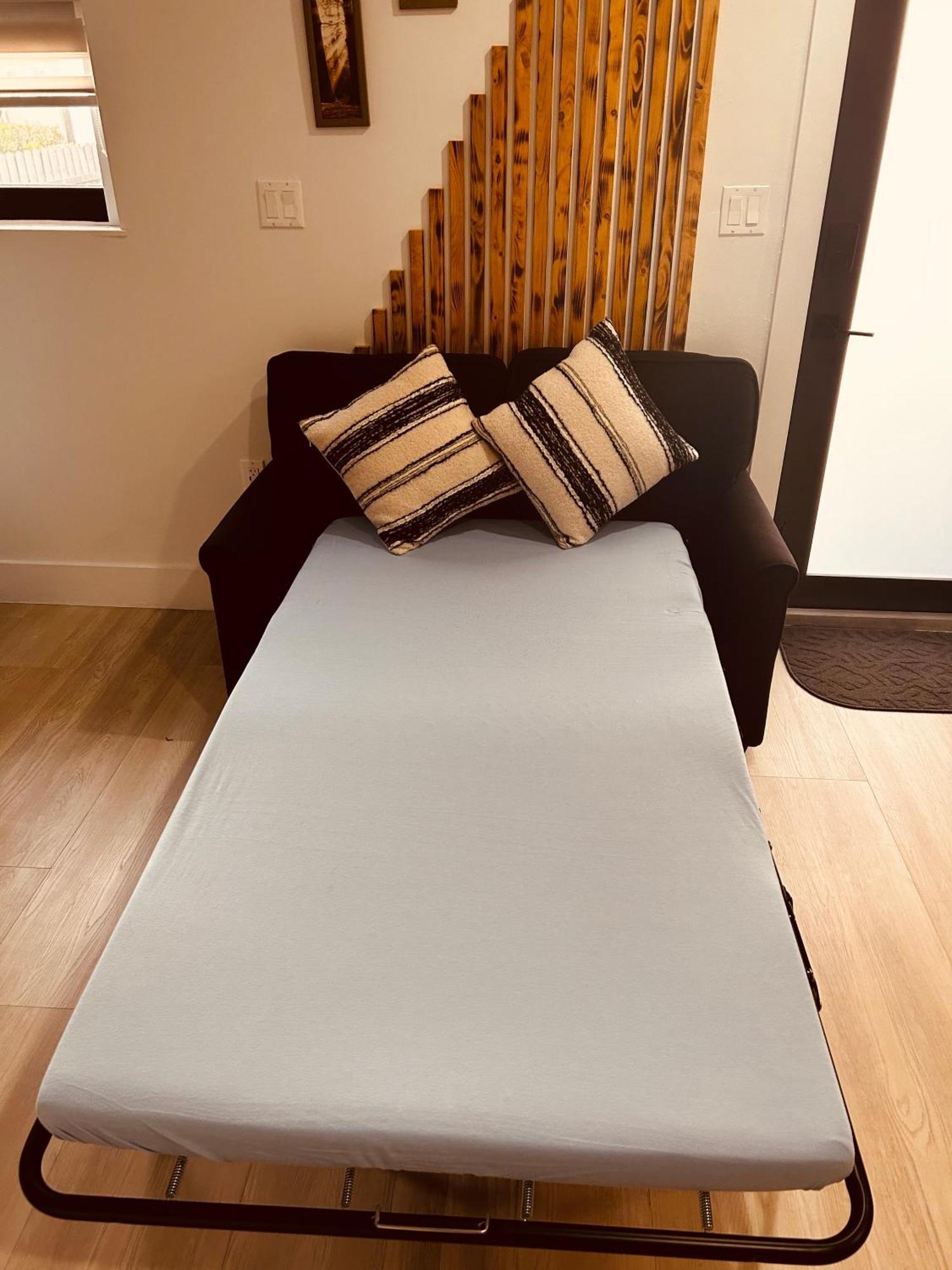 Apartment Cozy Apartment, With Separate Entrance *