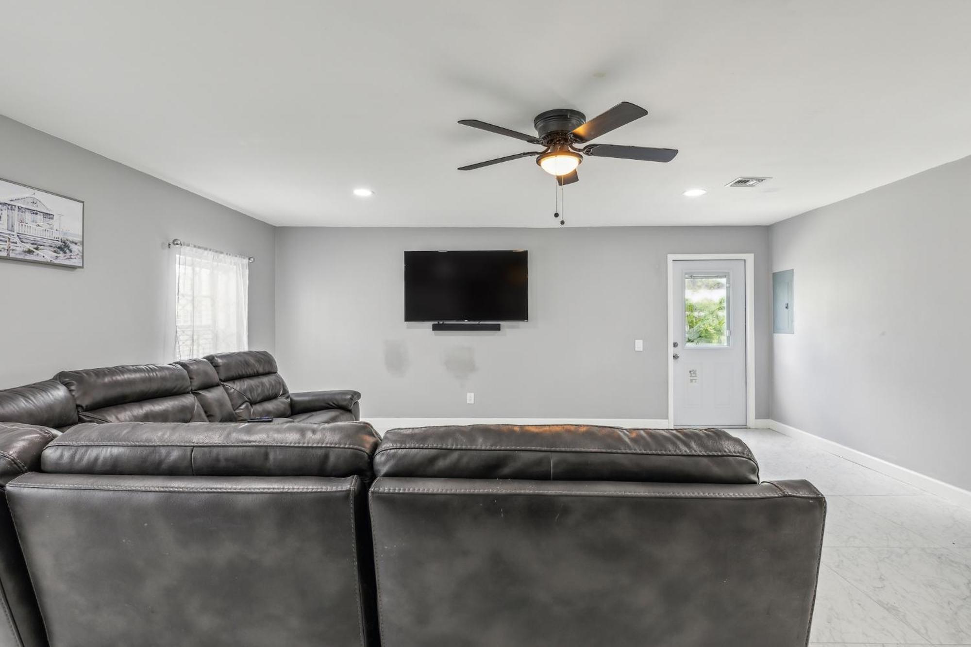 Apartment Spacious 3br In With Fenced Backyard *