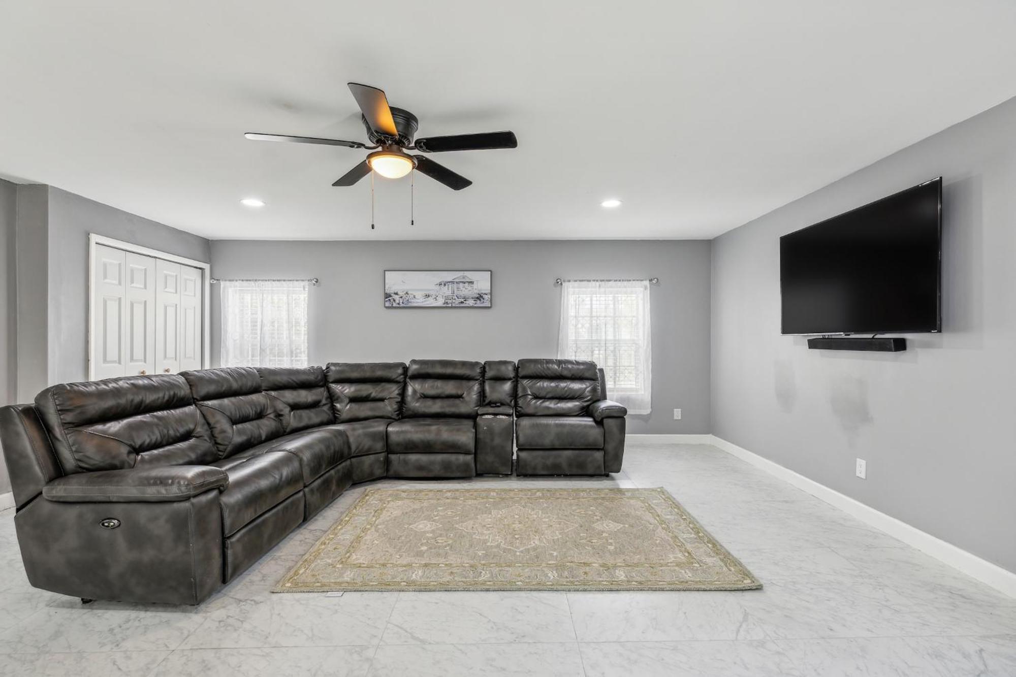 Apartment Spacious 3br In With Fenced Backyard *