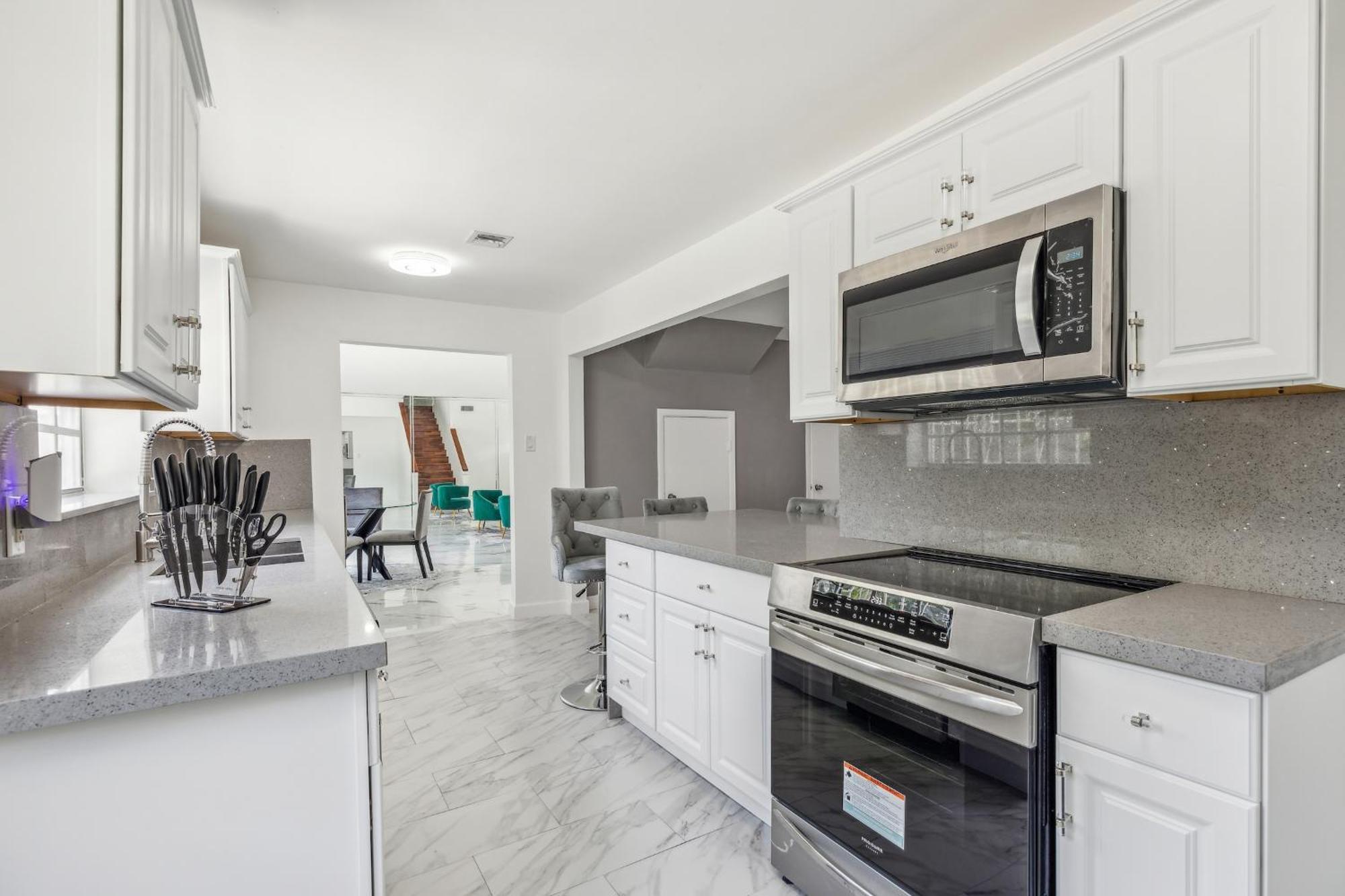 Apartment Spacious 3br In With Fenced Backyard