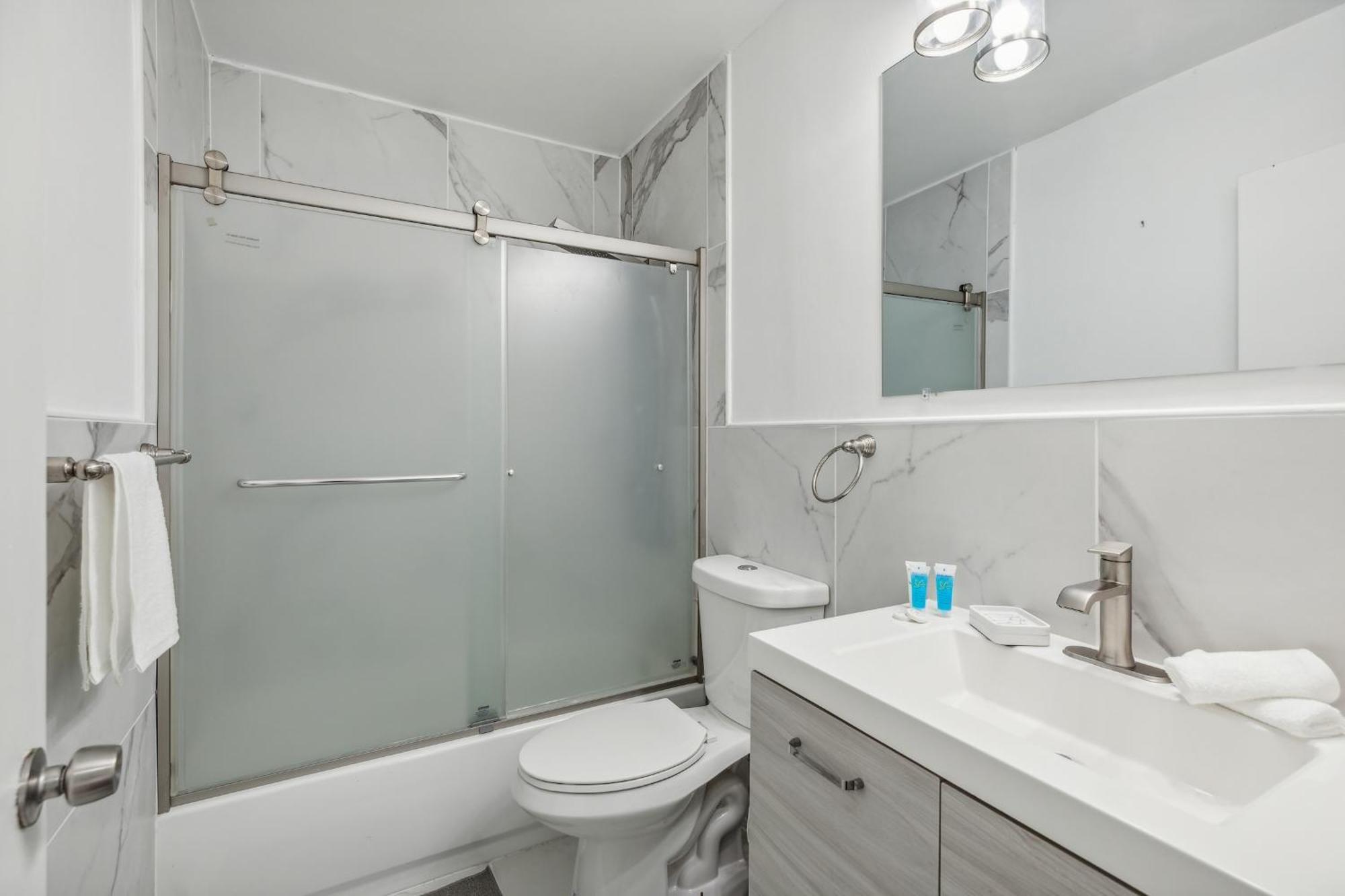 Spacious 3br In With Fenced Backyard Apartment *
