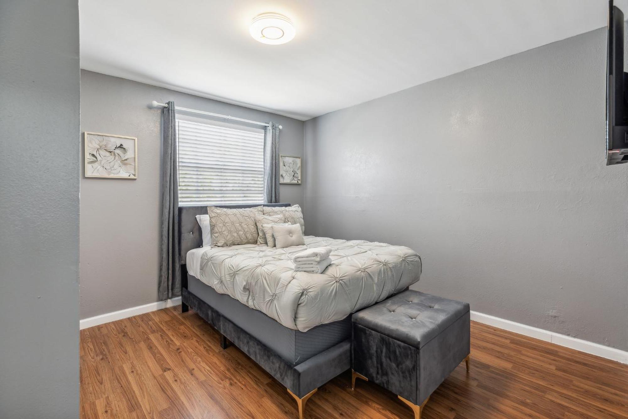 Spacious 3br In With Fenced Backyard *