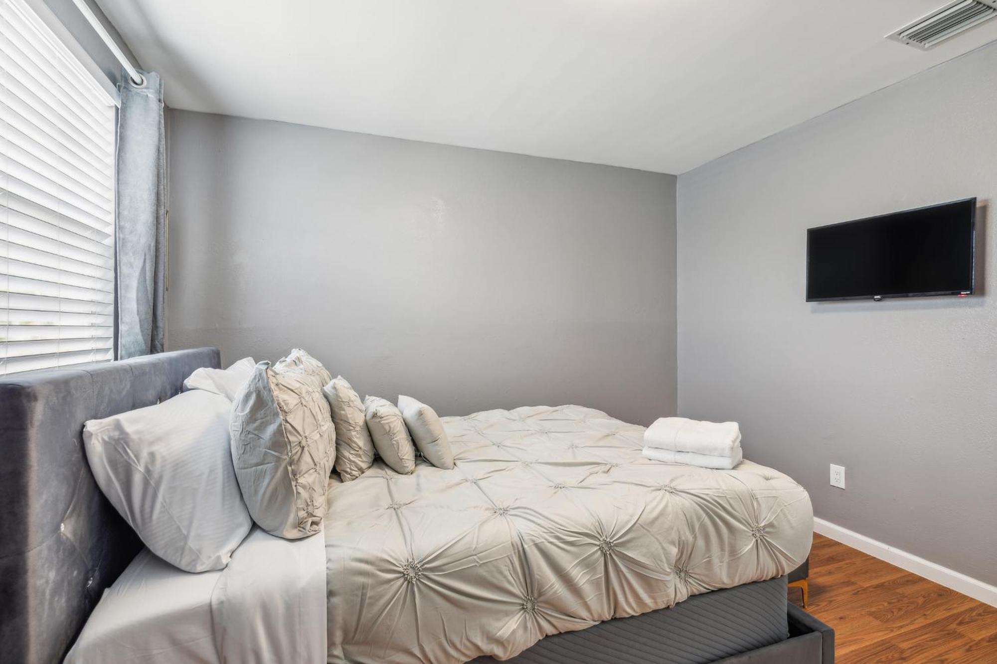 Spacious 3br In With Fenced Backyard Apartment *