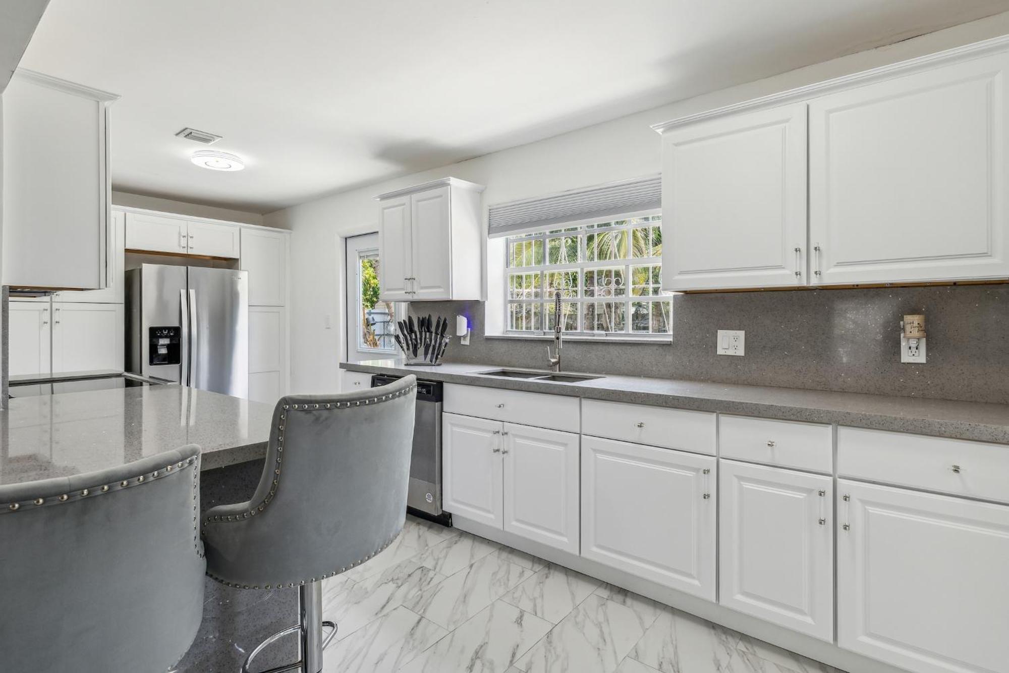 Spacious 3br In With Fenced Backyard Apartment