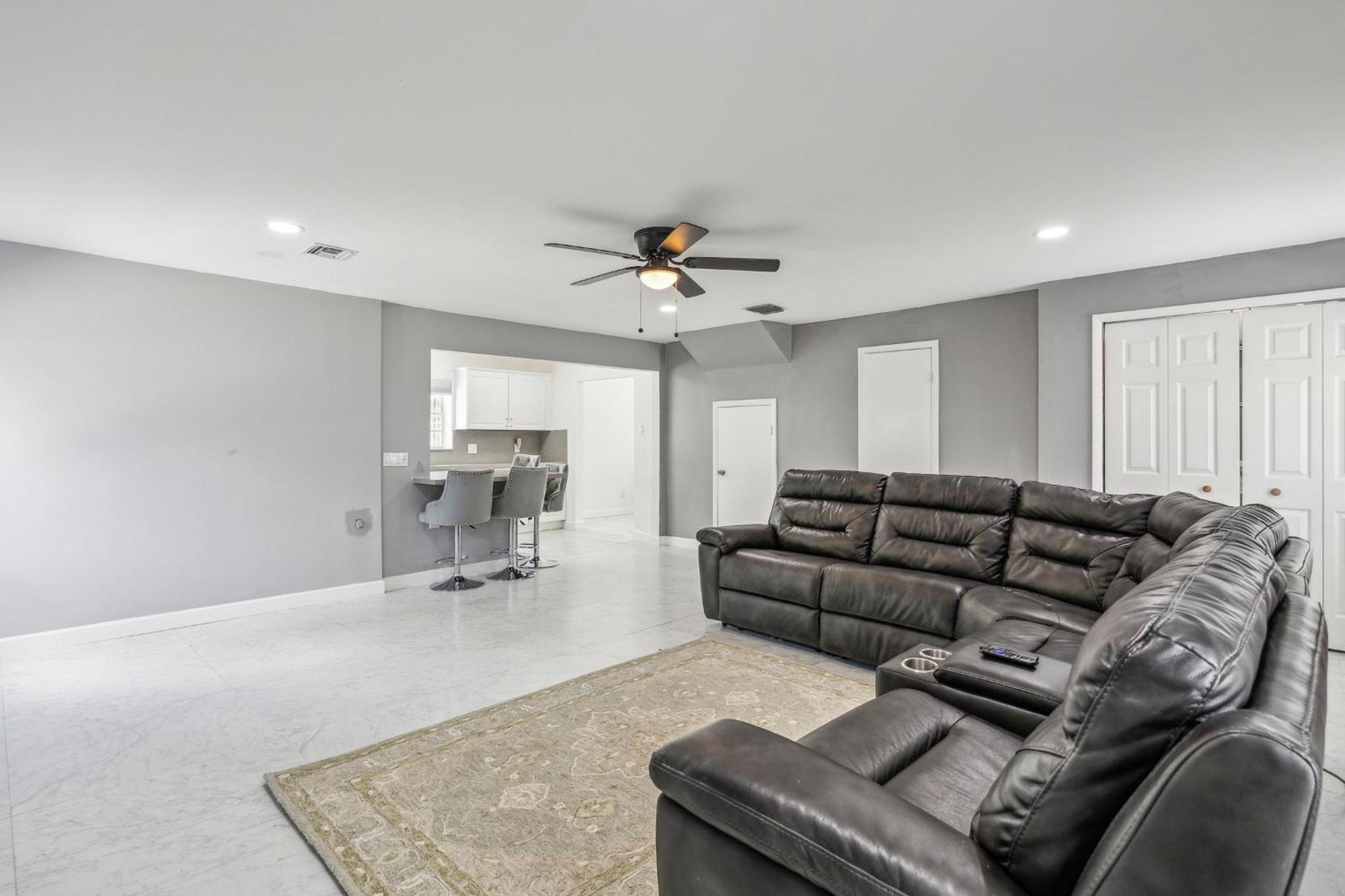 Apartment Spacious 3br In With Fenced Backyard