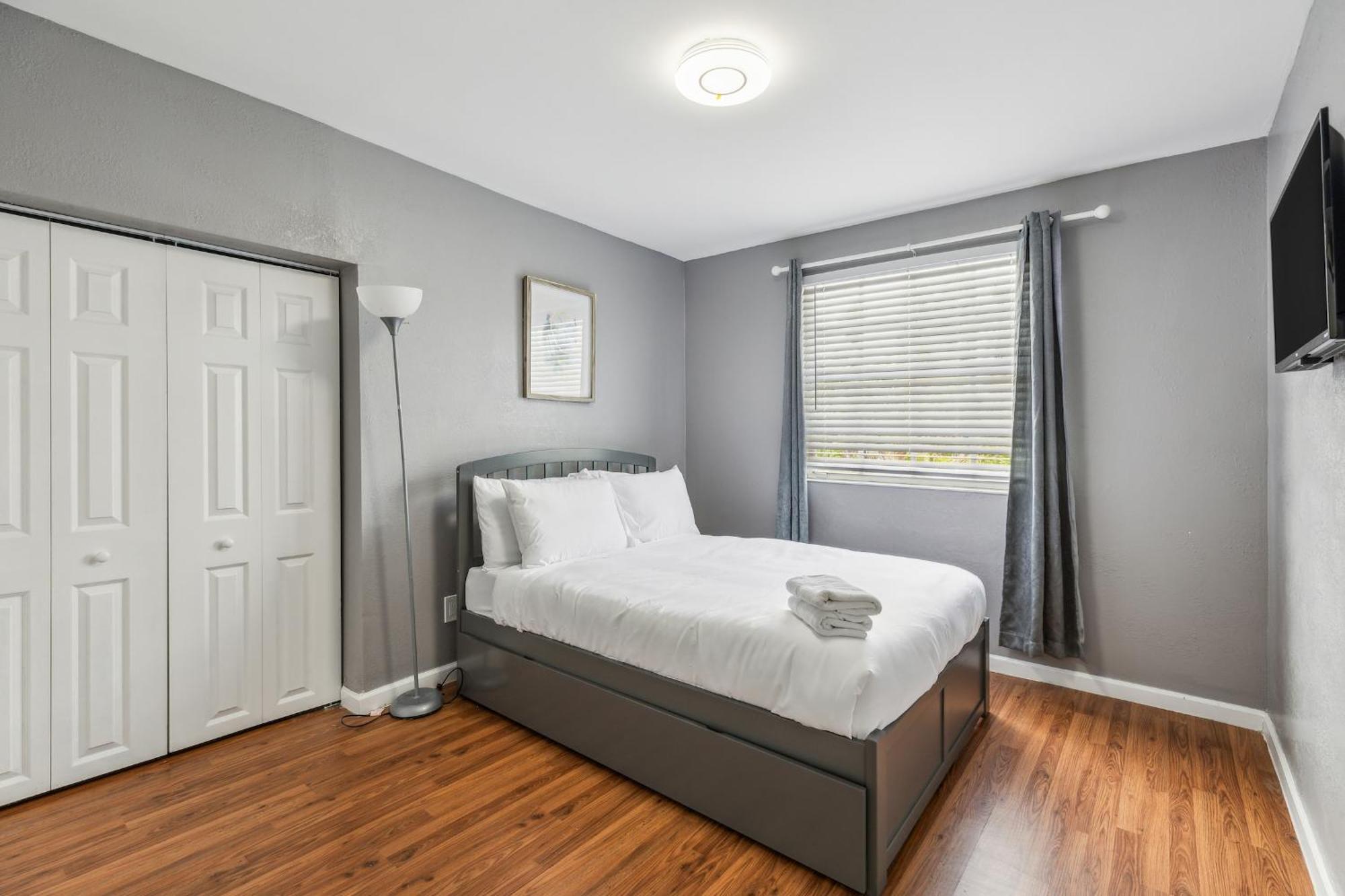Spacious 3br In With Fenced Backyard Apartment *
