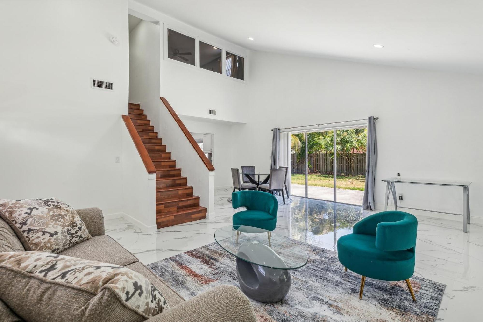 Spacious 3br In With Fenced Backyard *