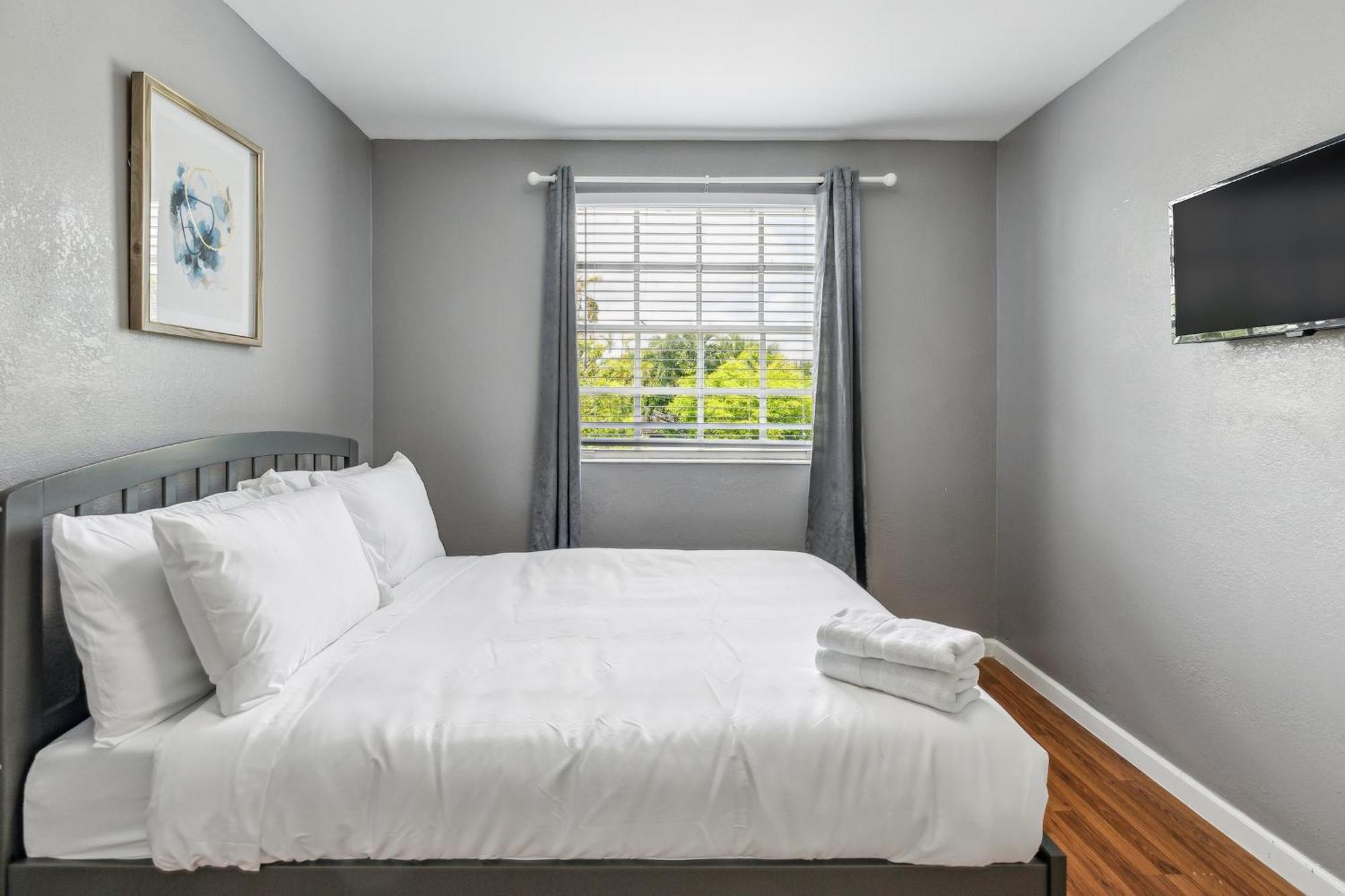 Spacious 3br In With Fenced Backyard Apartment