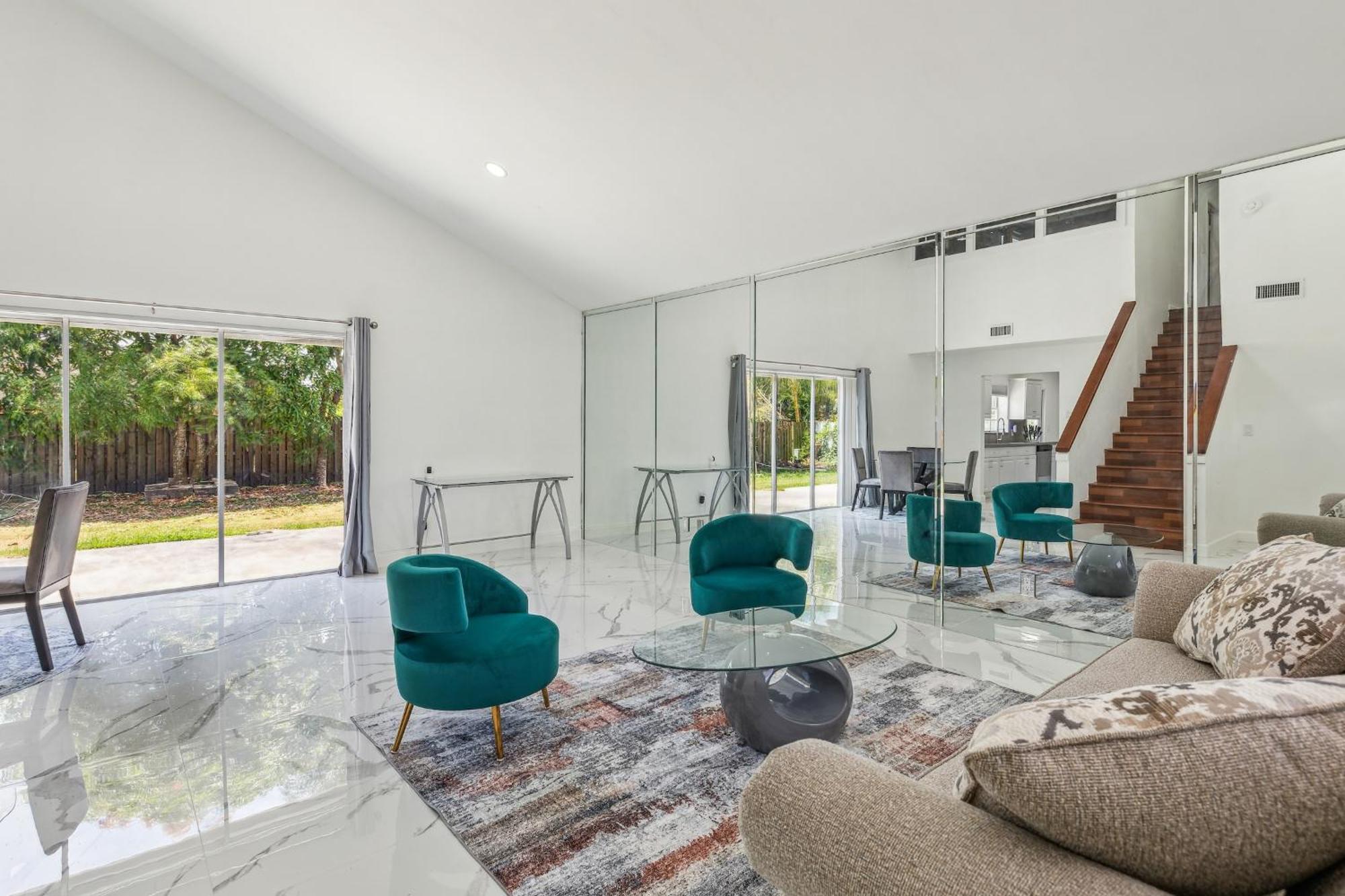 Spacious 3br In With Fenced Backyard *