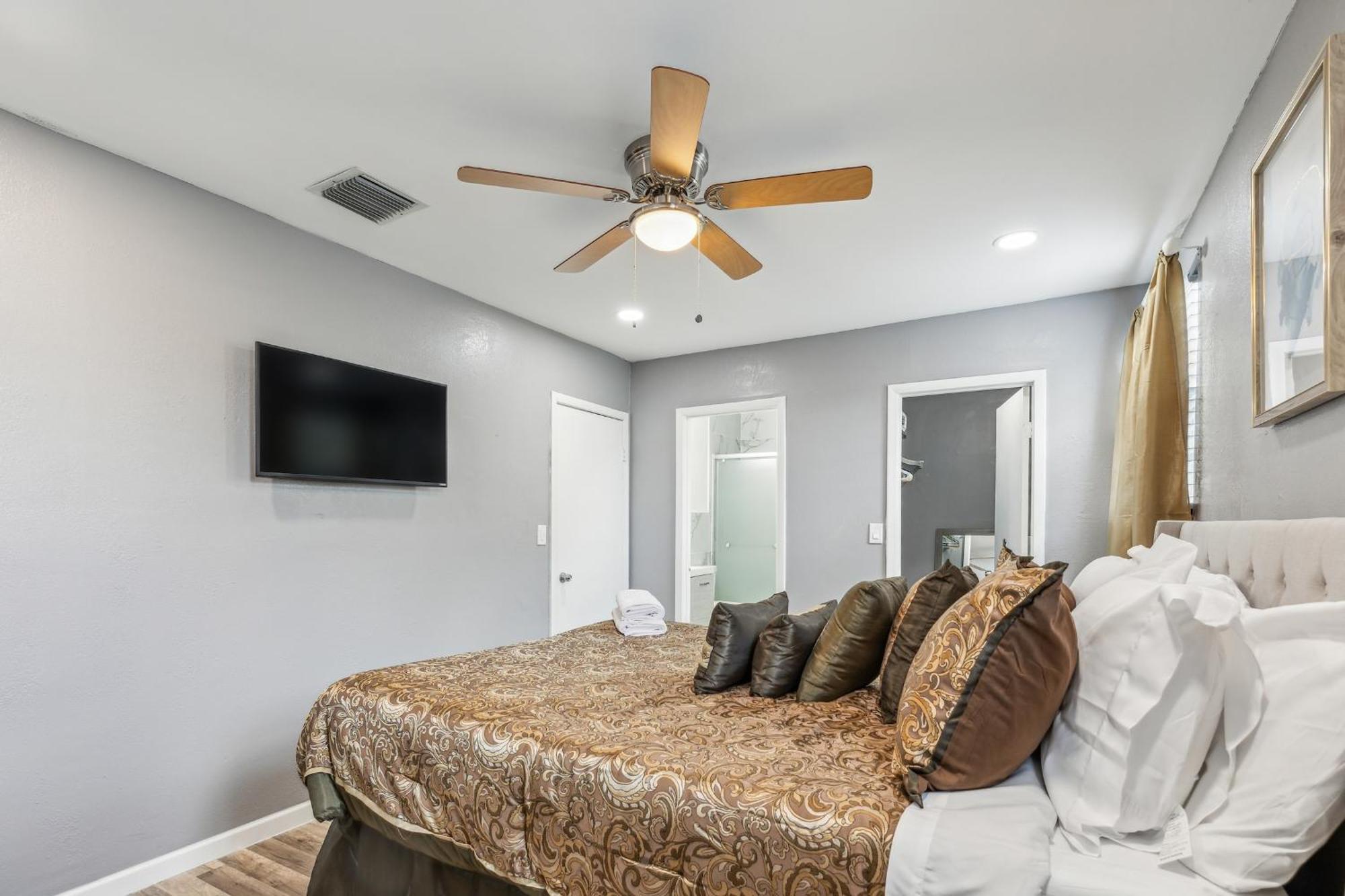 Apartment Spacious 3br In With Fenced Backyard *