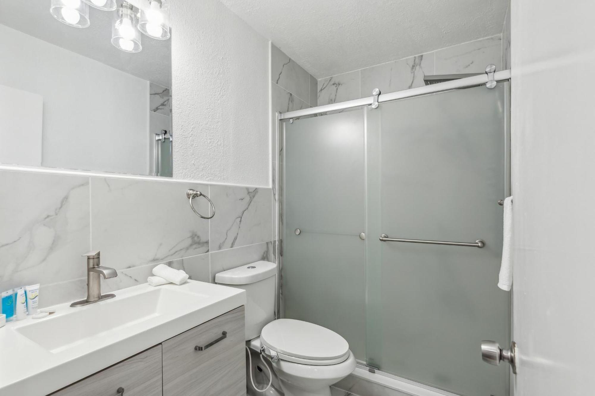 Spacious 3br In With Fenced Backyard *