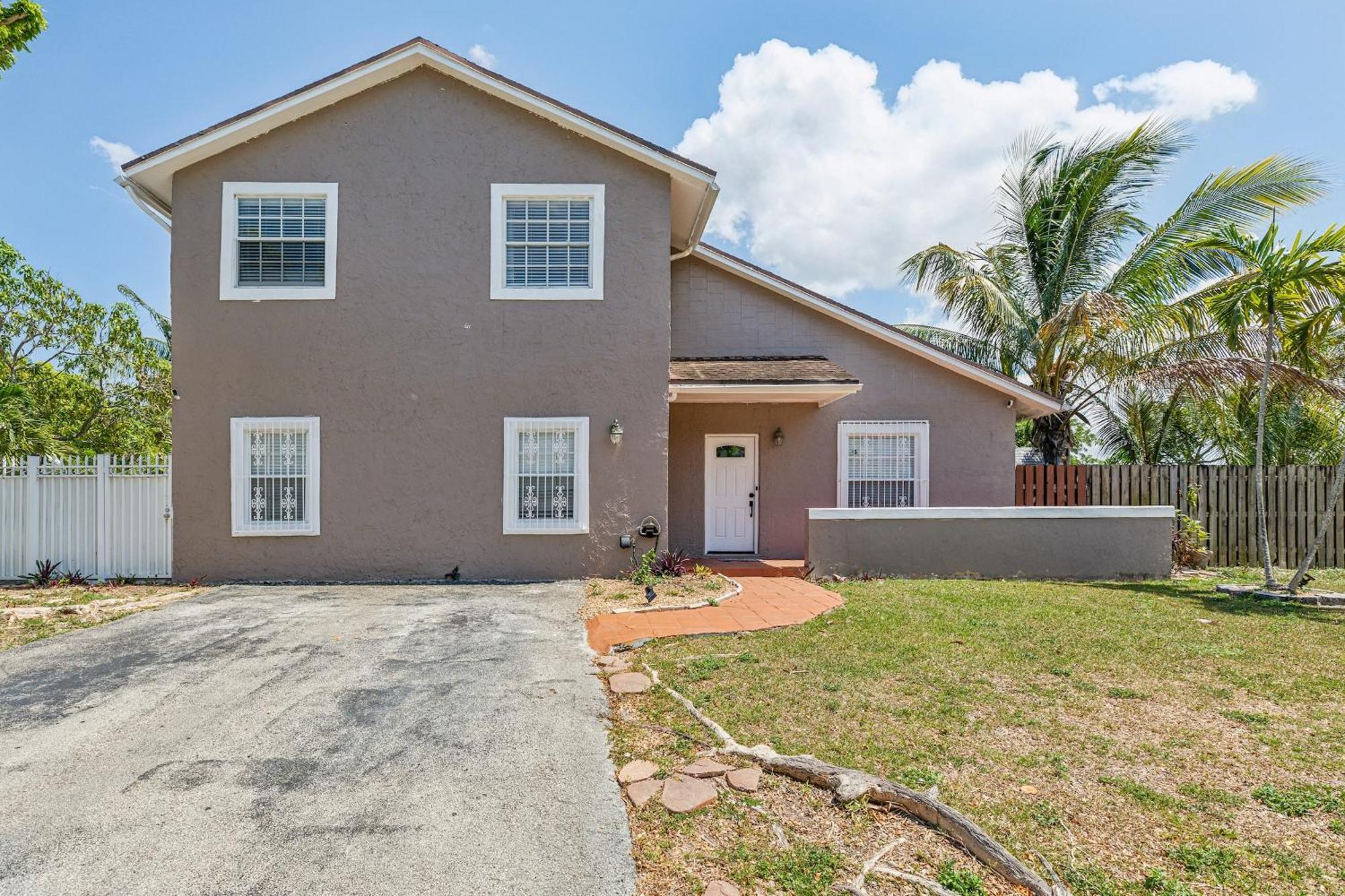 Spacious 3br In With Fenced Backyard * Miami