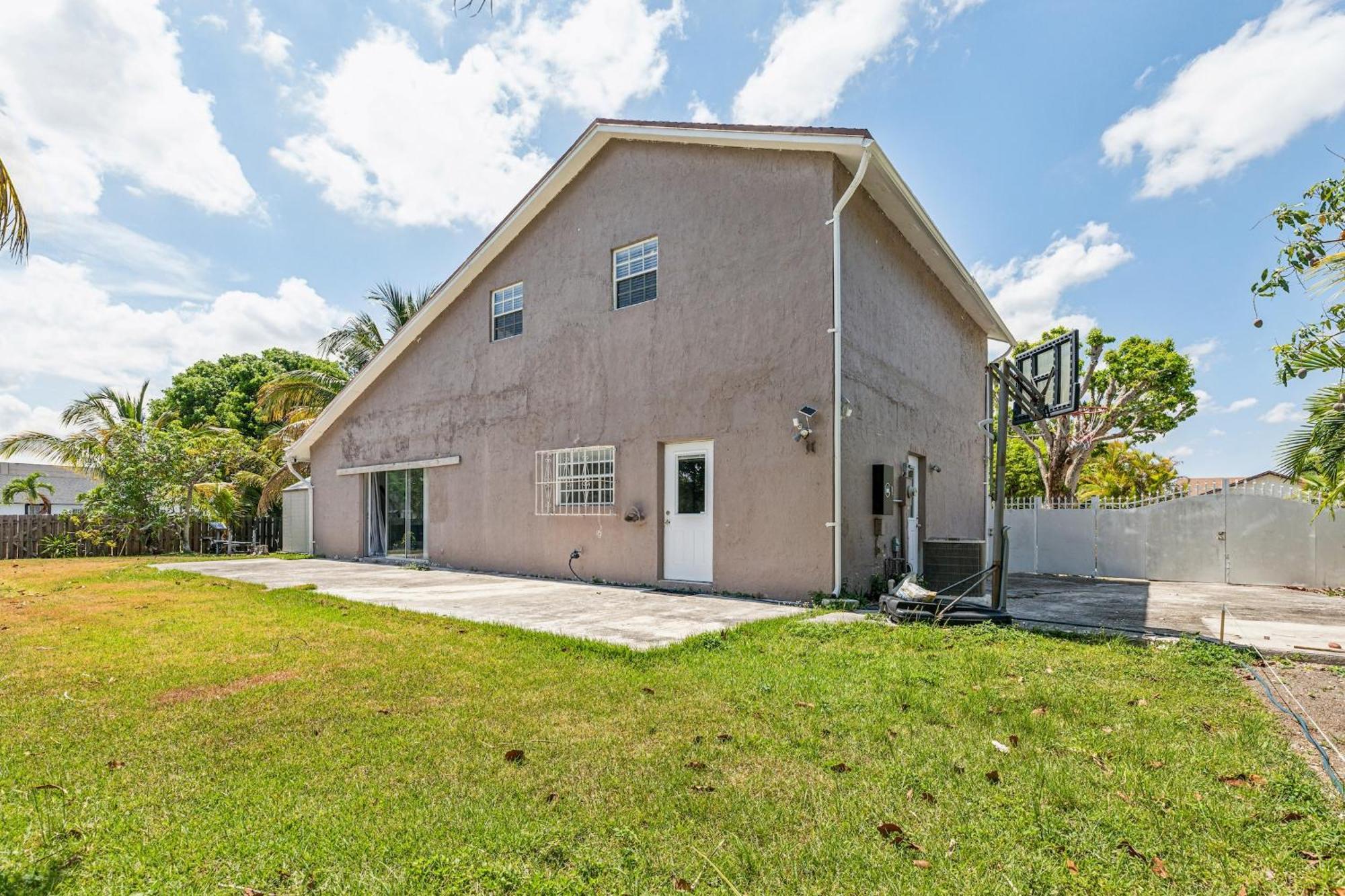 Spacious 3br In With Fenced Backyard