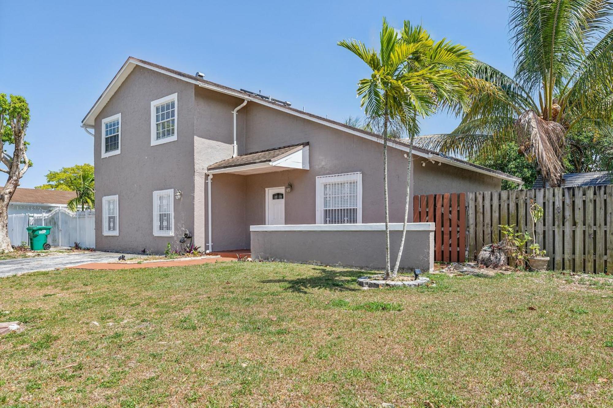Spacious 3br In With Fenced Backyard *