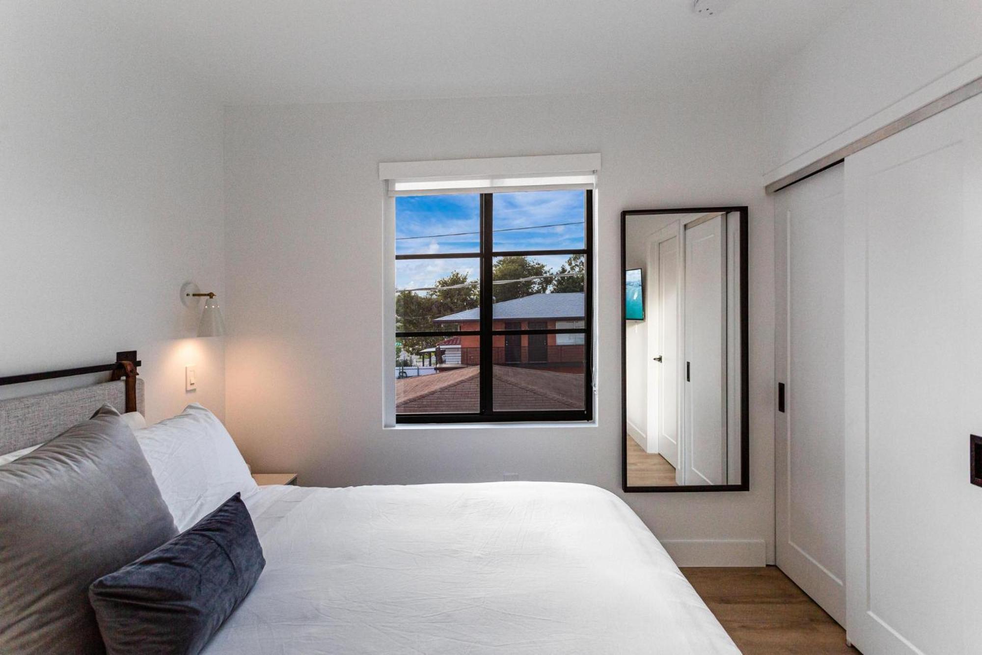Lux Retreat By Renzzi Apartment