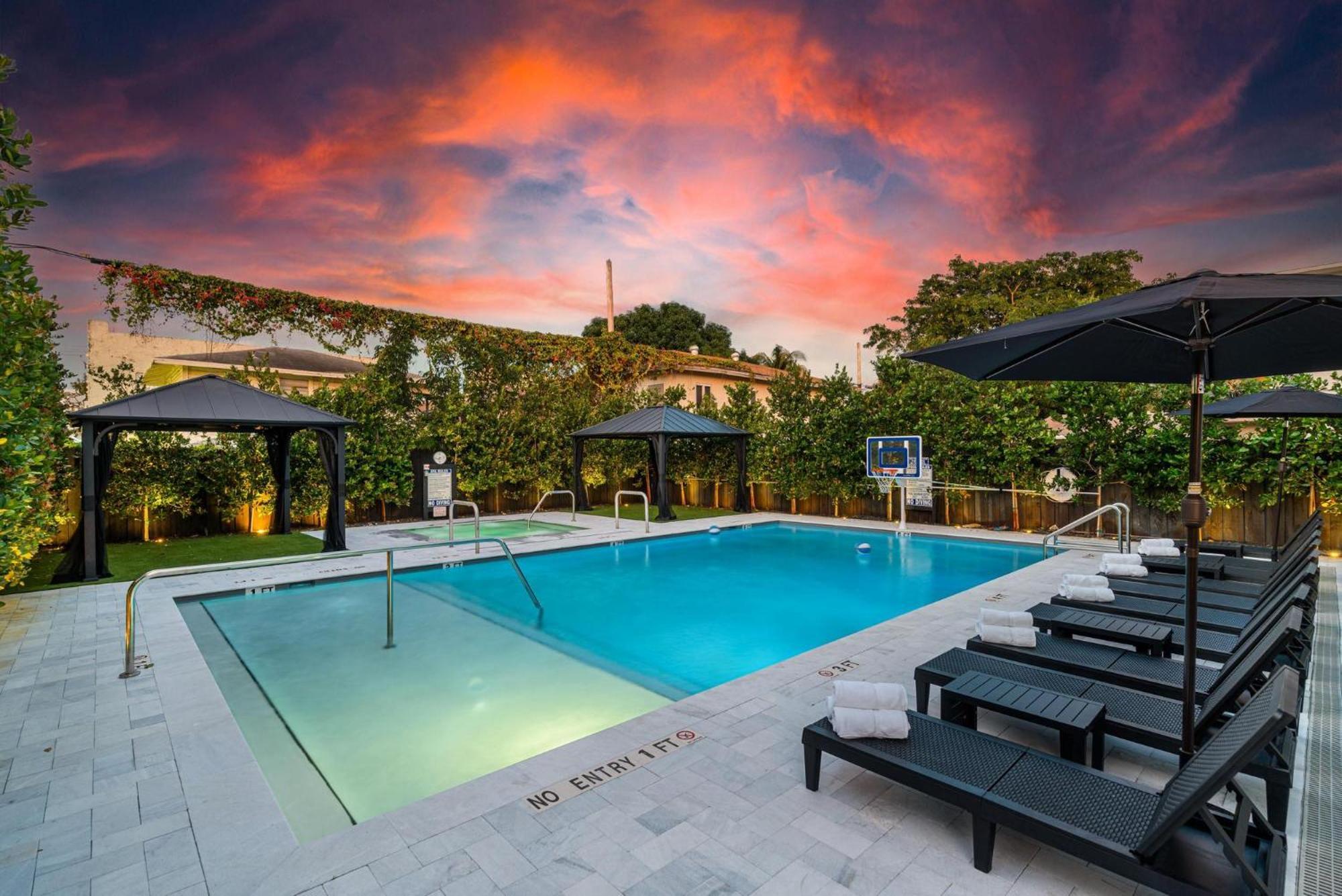 Lux Retreat By Renzzi *